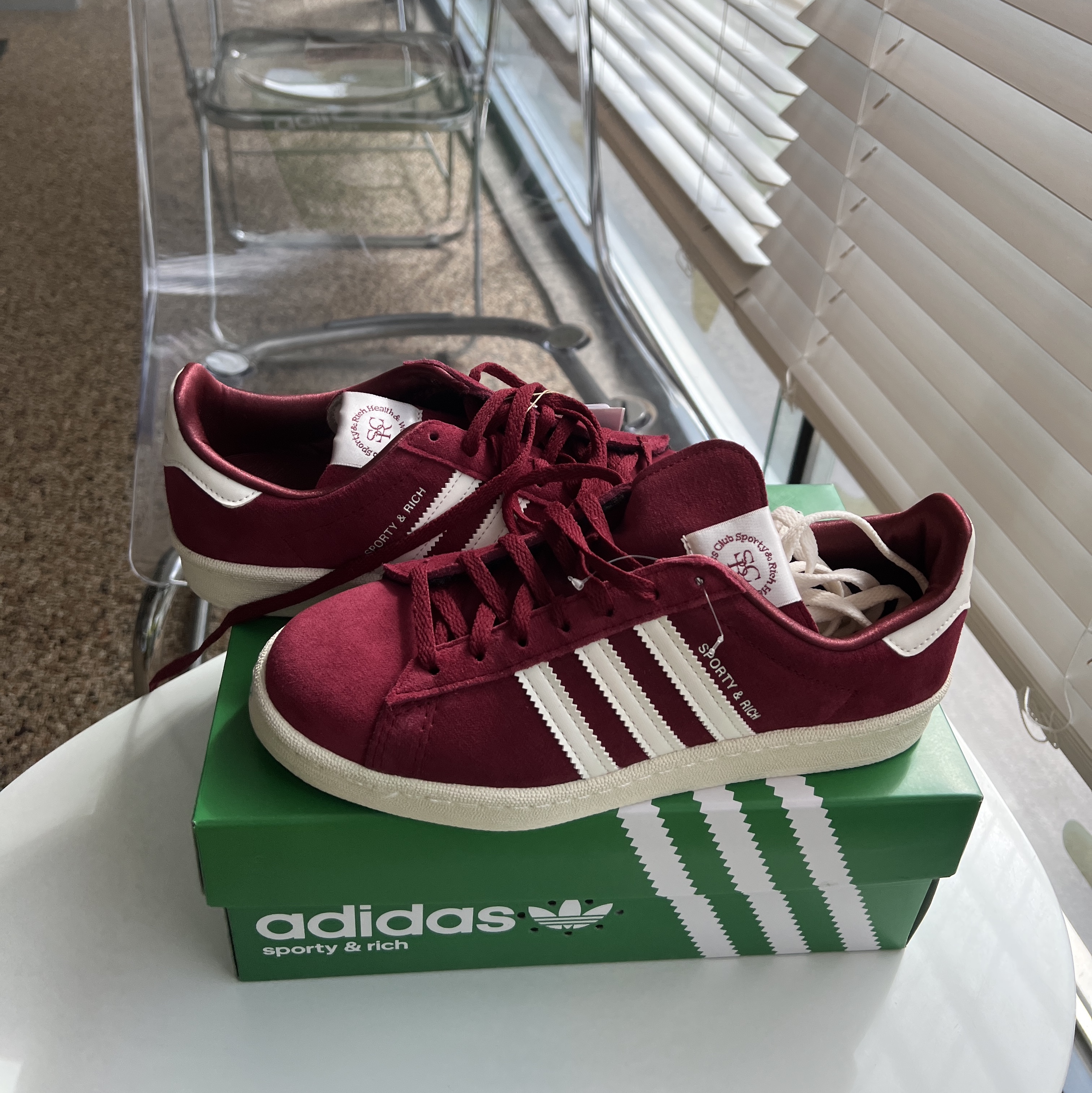Adidas x Sporty & Rich Campus 80s Collegiate Burgundy Chalk White 착용 스타일 - 1