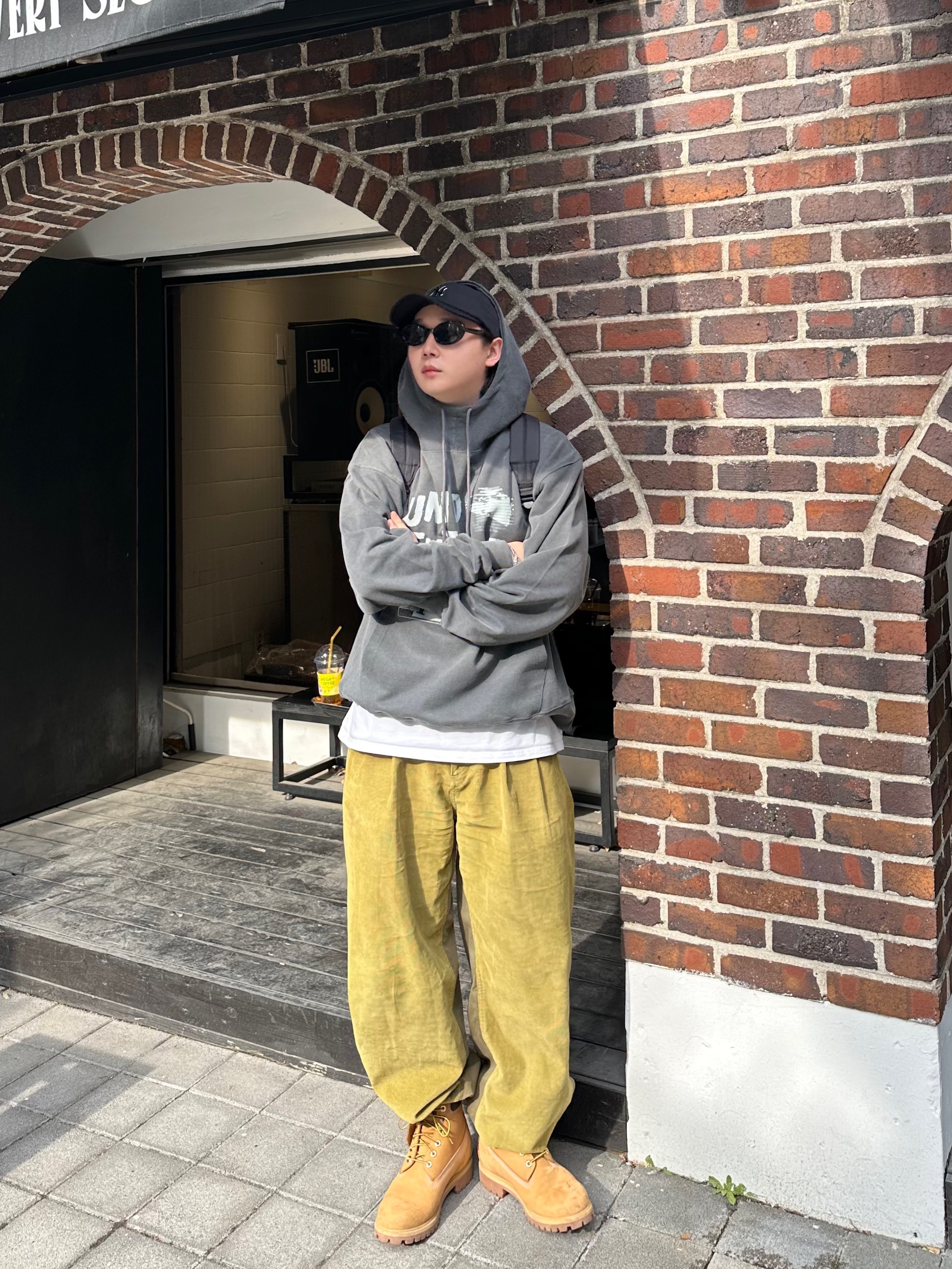 Sansan Gear Corduroy Pants Olive - 22FW, CDG Backpack Black 착용 스타일 - 3