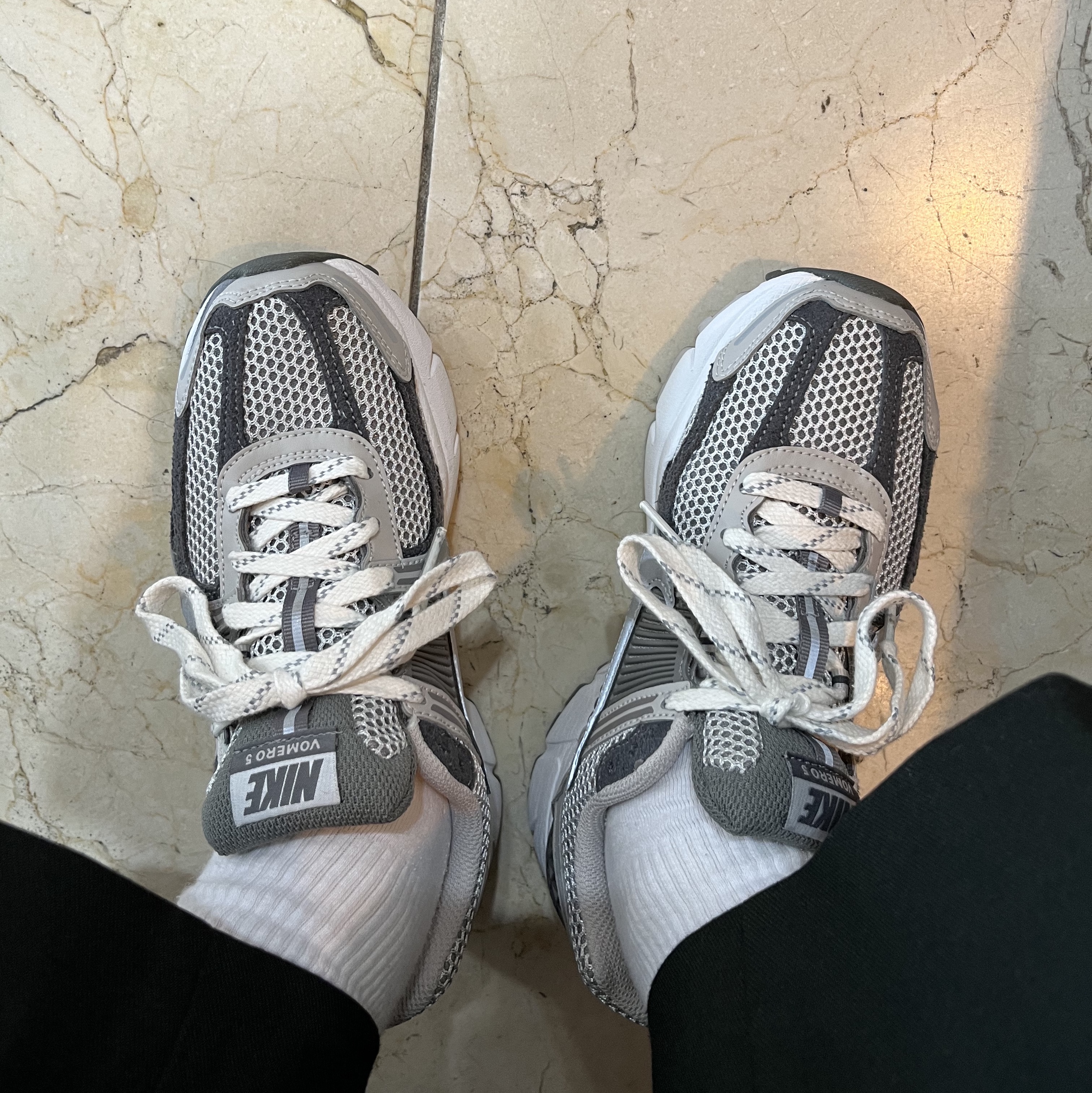 Nike Zoom Vomero 5 PRM Light Iron Ore and Flat Fewter 착용 스타일