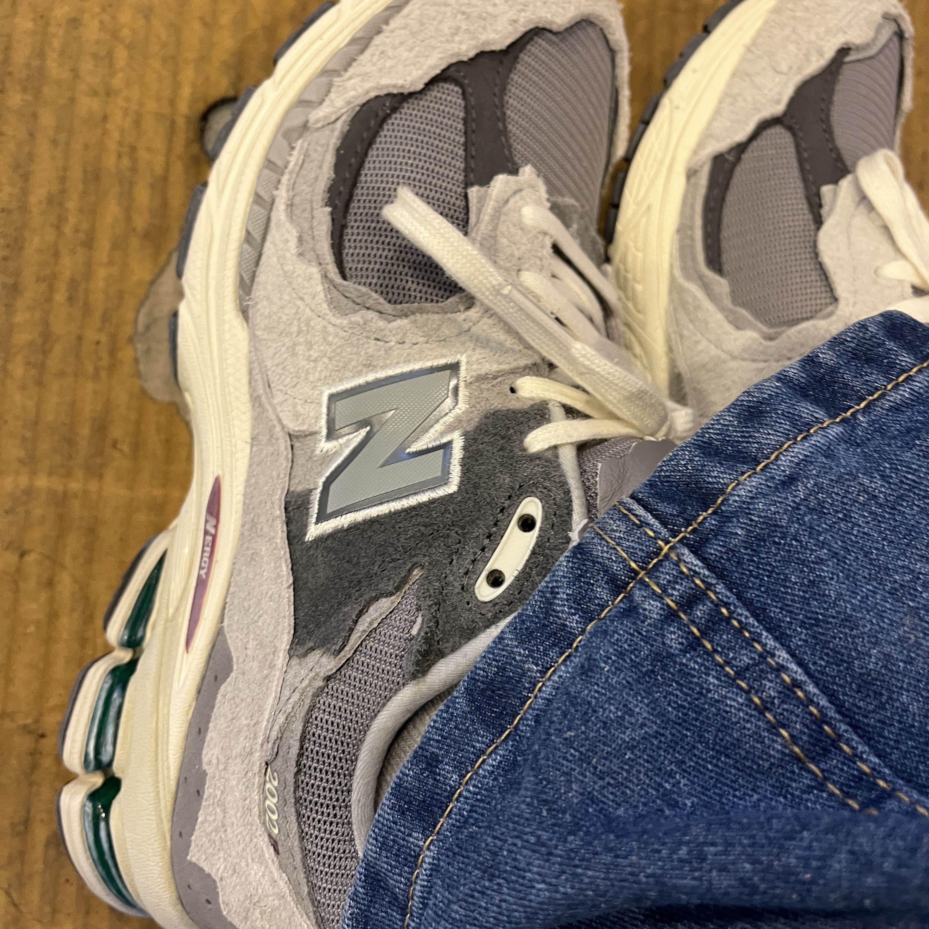 New Balance 2002R Protection Pack Rain Cloud 착용 스타일 - 2