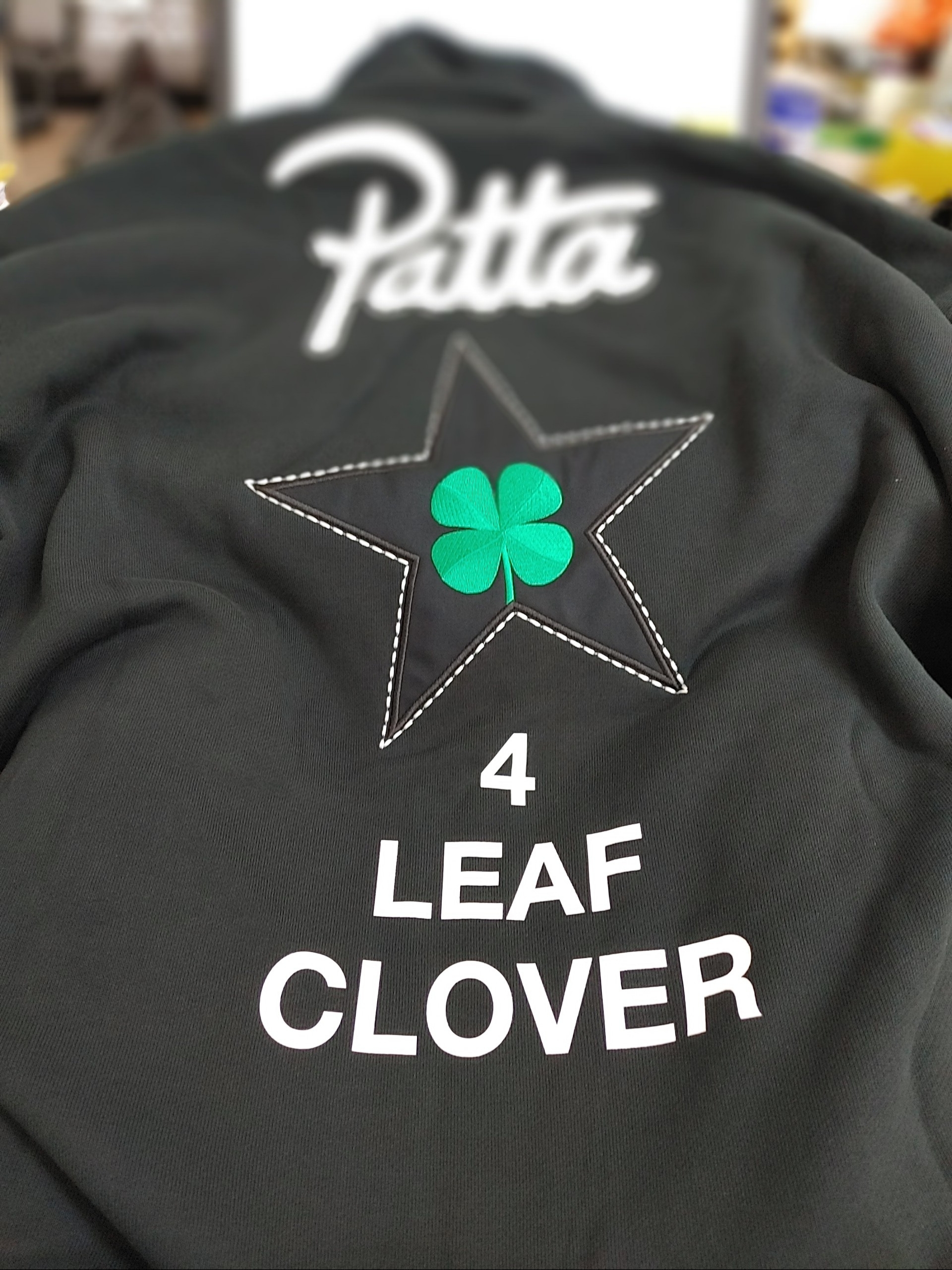 Converse x Patta Four Leaf Clover Utility Fleece Hoodie Black 착용 스타일 - 1