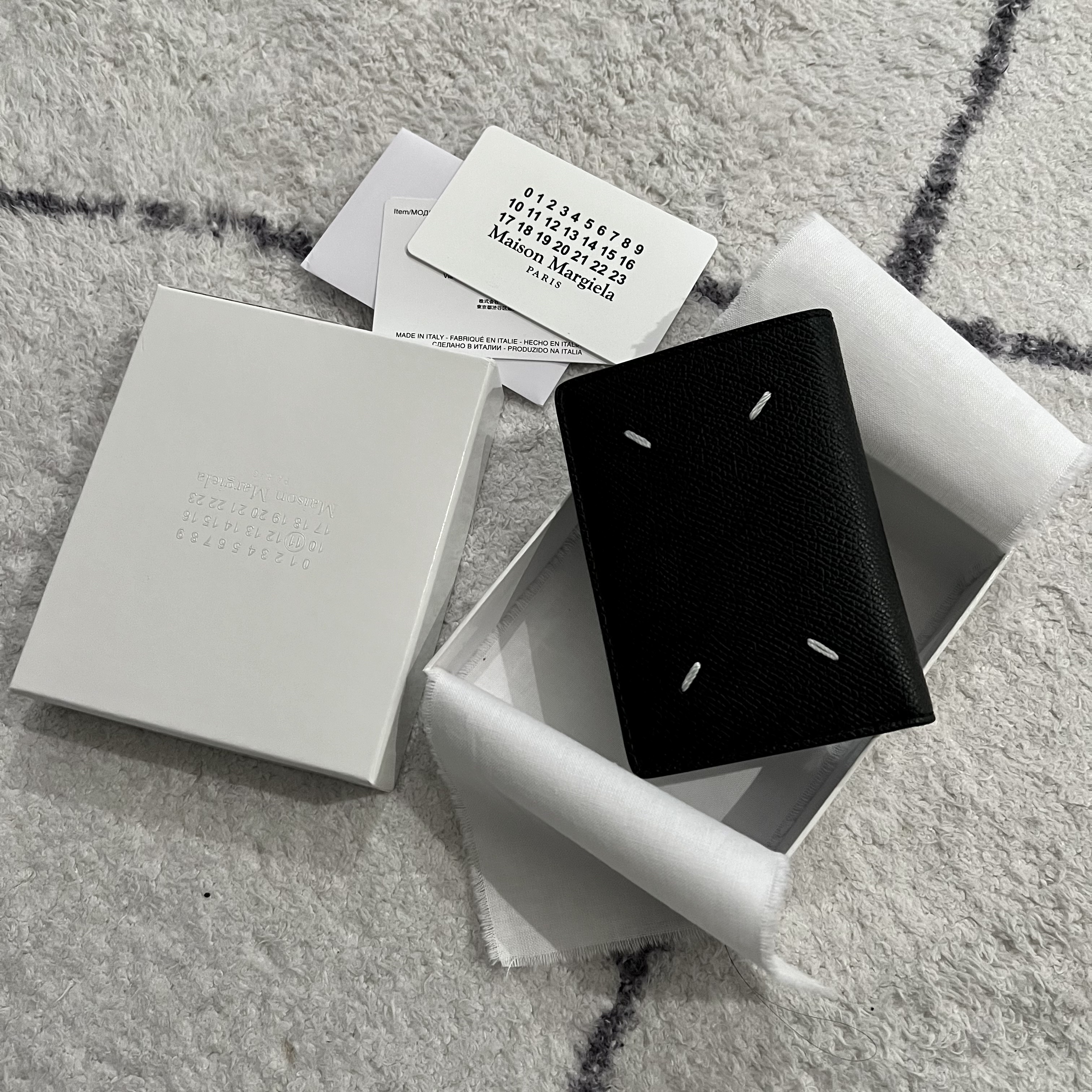 Maison Margiela Leather Bi-Fold Card Holder Black 착용 스타일