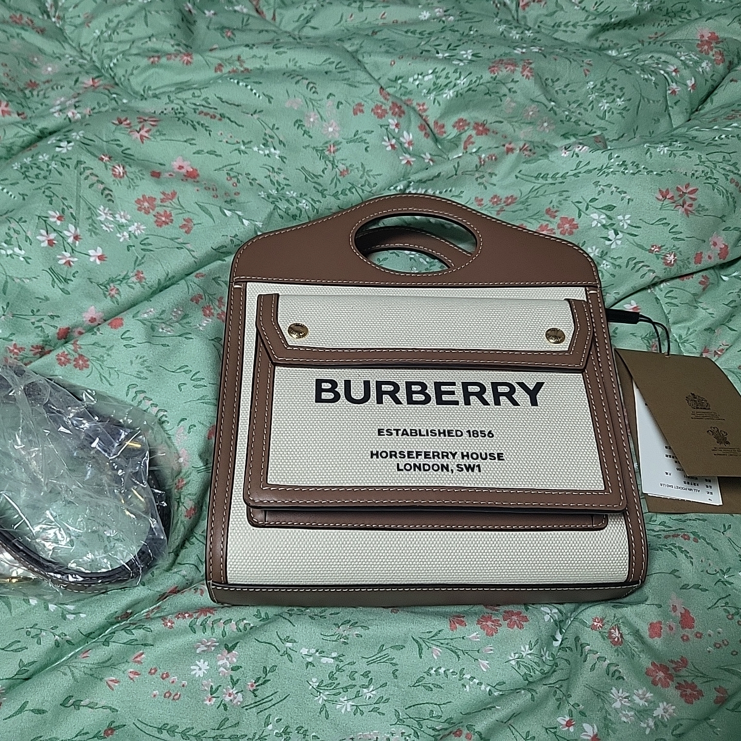 Burberry Mini Two-Tone Canvas and Leather Pocket Bag Natural Malt Brown 착용 스타일 - 3