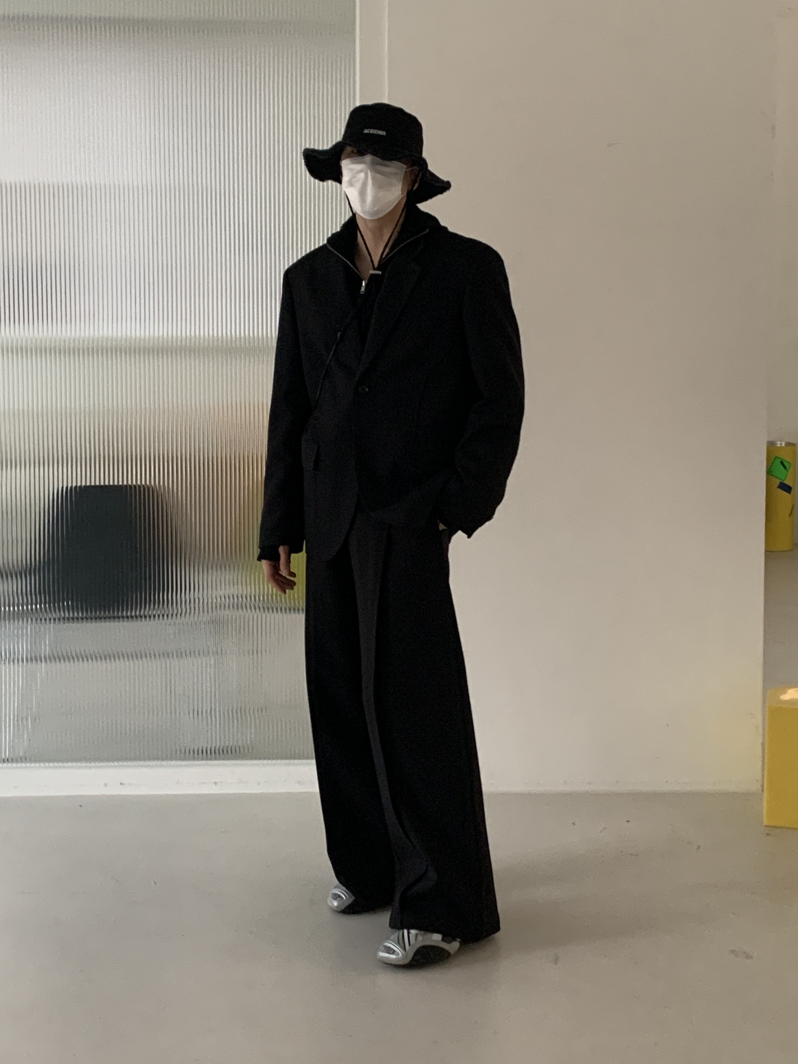 Jacquemus Le Bob Artichaut Bucket Hat Black, Balenciaga Tyrex Sneakers Black Grey 착용 스타일 - 5