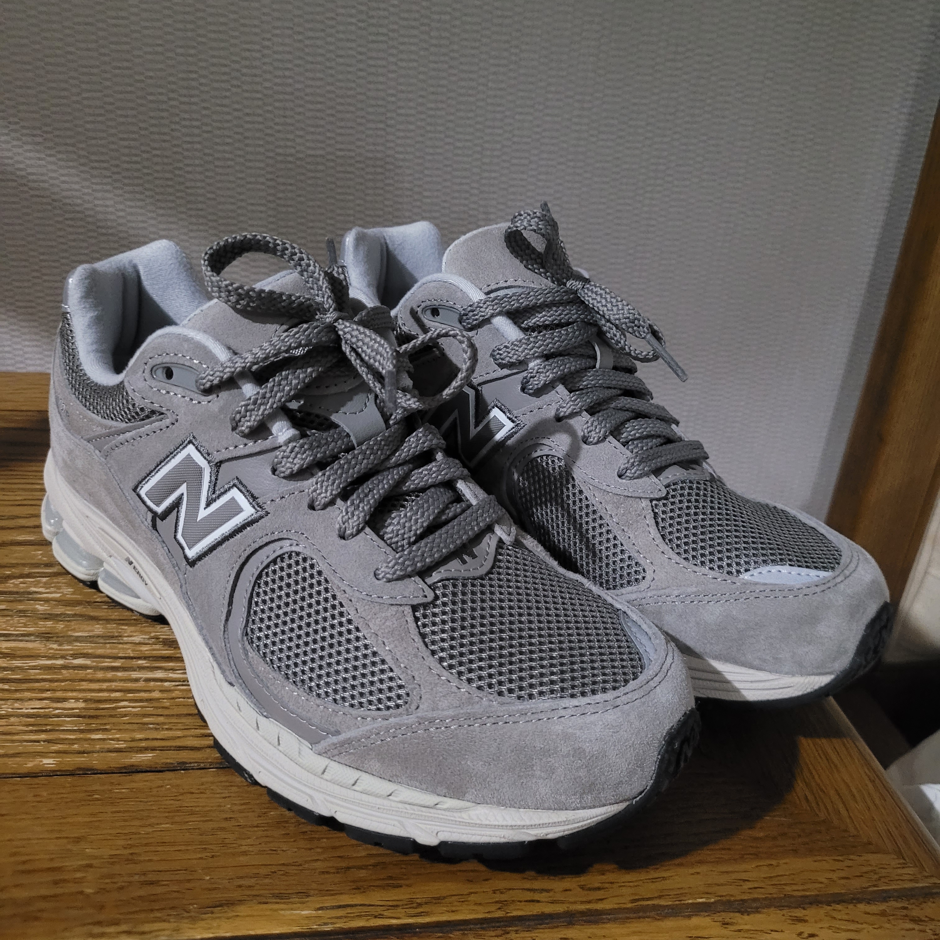 New Balance 2002R Grey 착용 스타일
