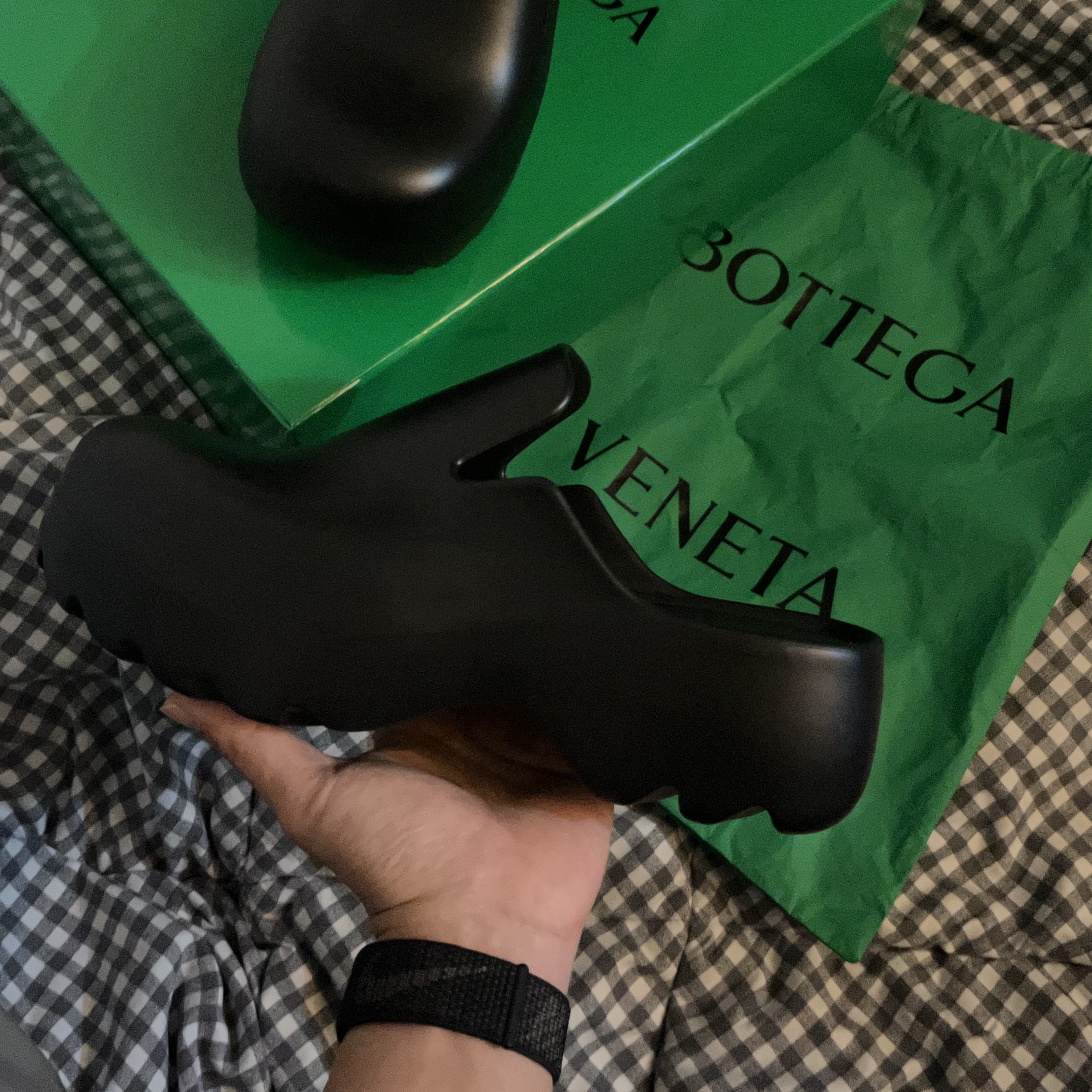 Bottega Veneta Rubber Flash Clog Black 착용 스타일 - 2
