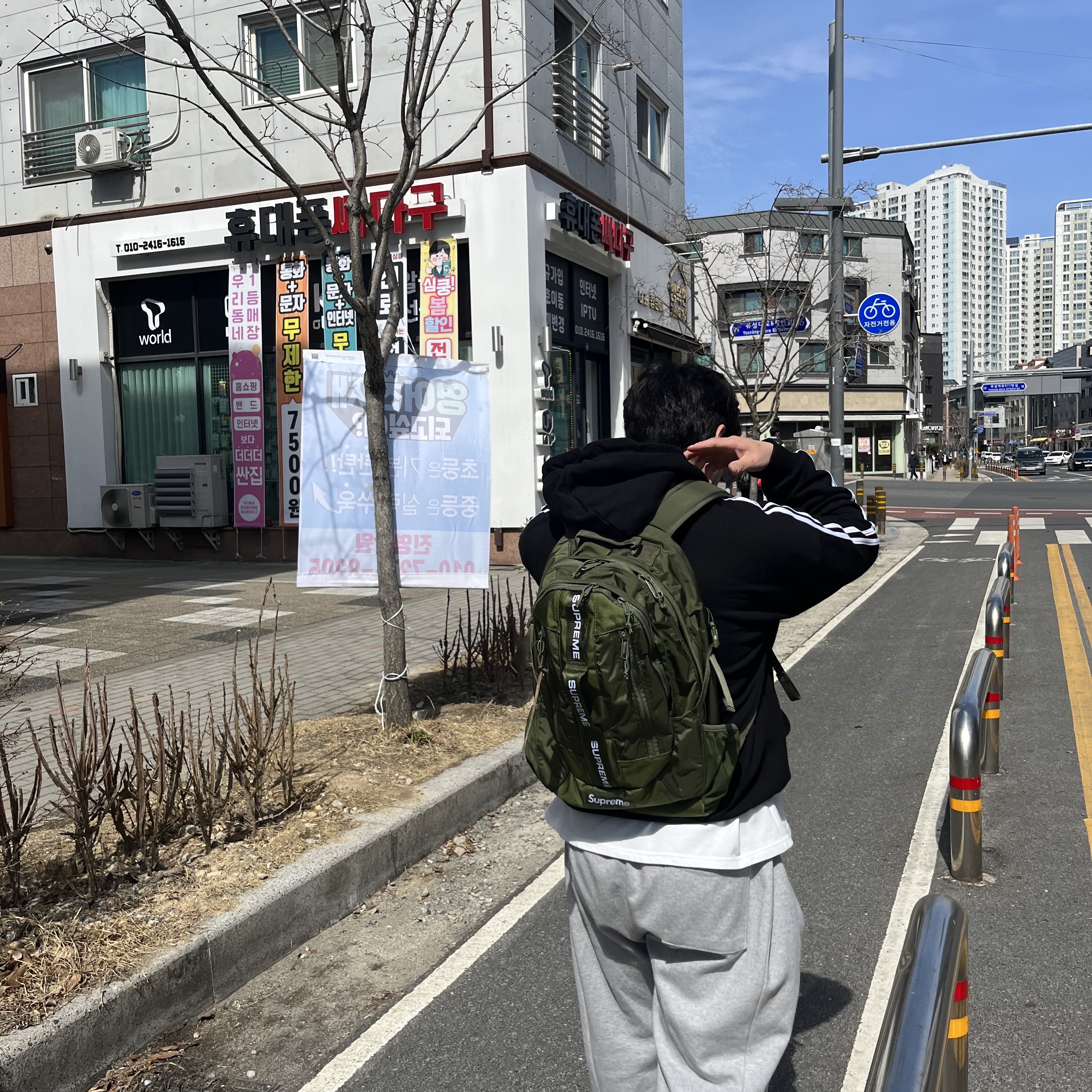 Supreme Backpack Olive - 22FW 착용 스타일 - 3