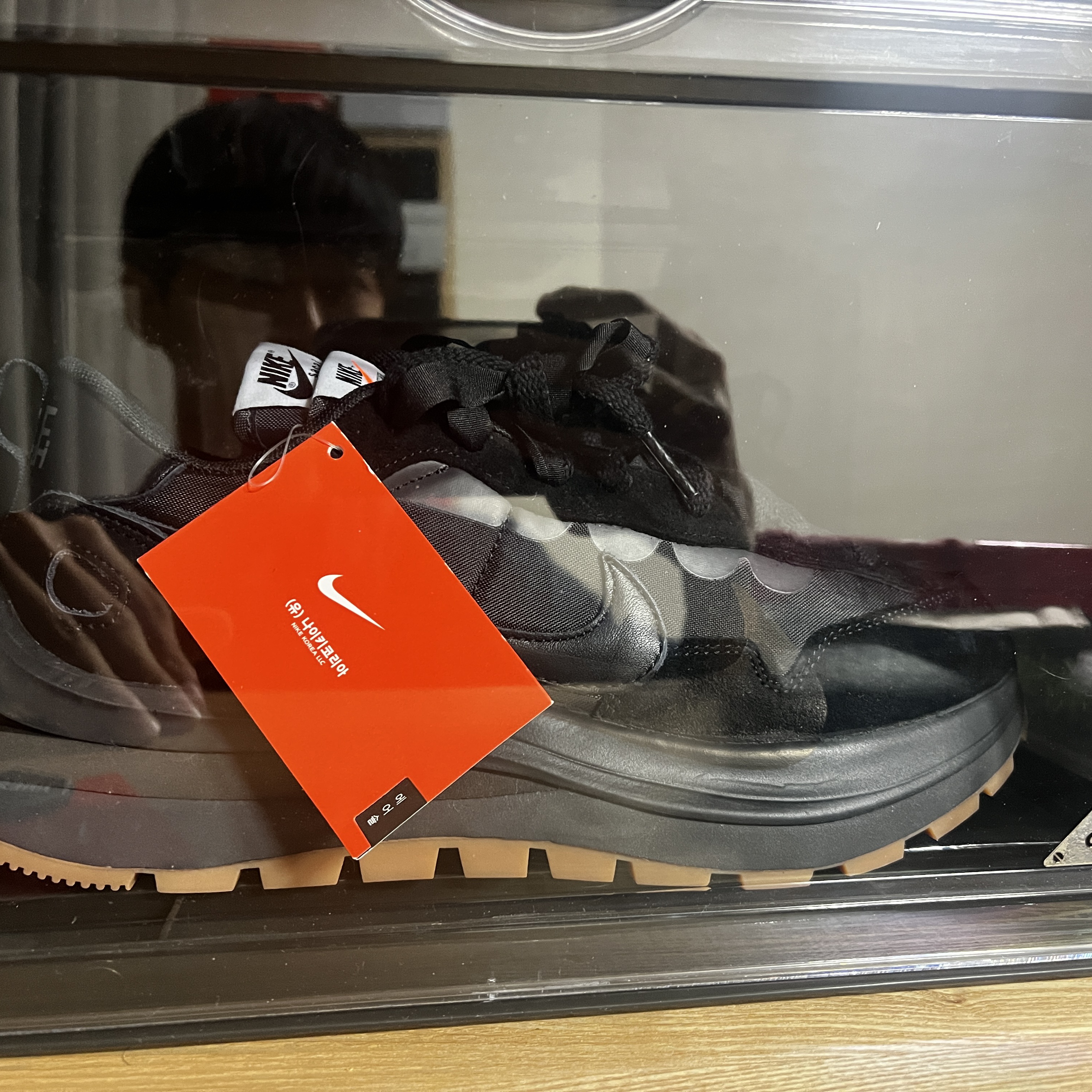 Nike x Sacai VaporWaffle Black and Gum 착용 스타일 - 2