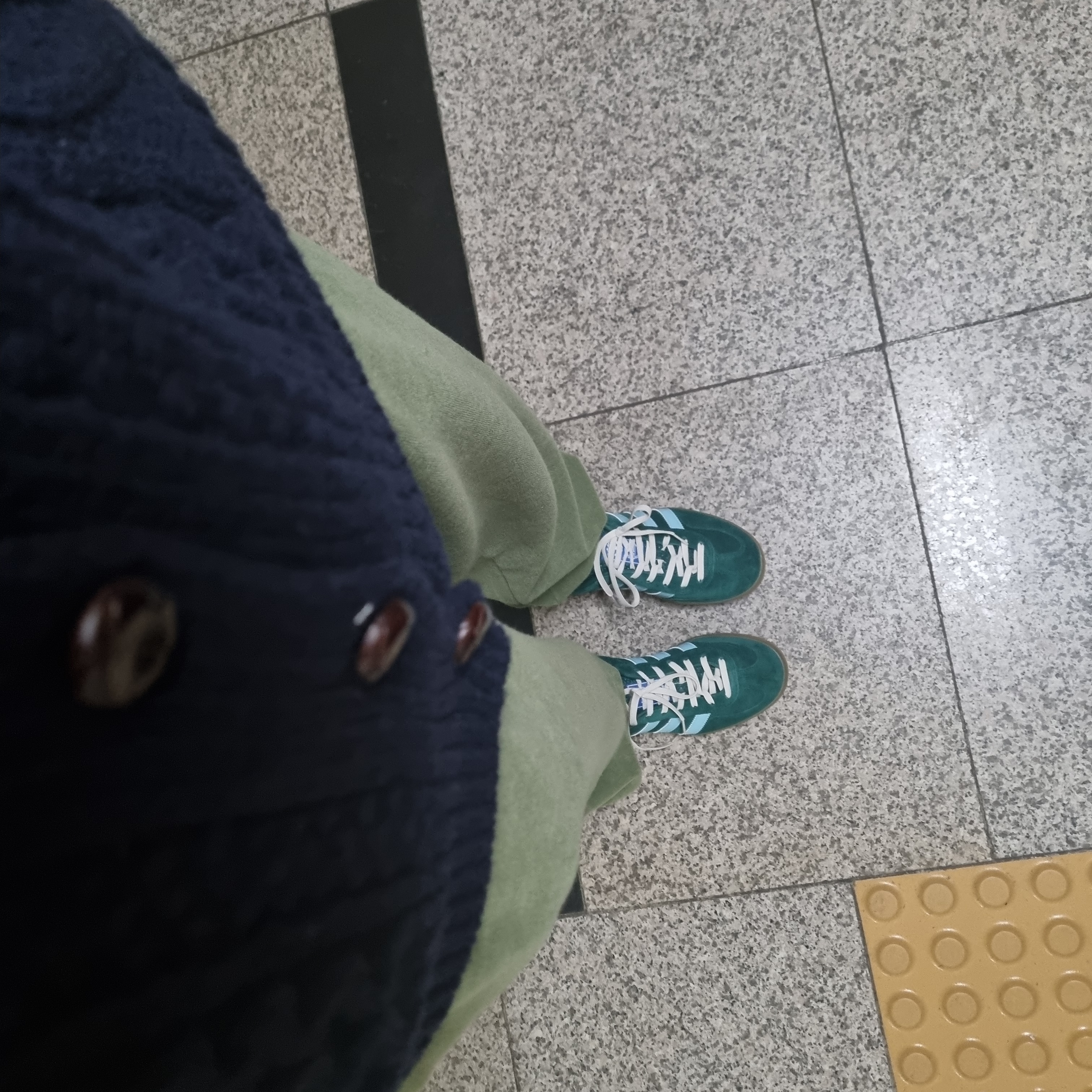 Adidas Gazelle Indoor Collegiate Green Hazy Sky 착용 스타일