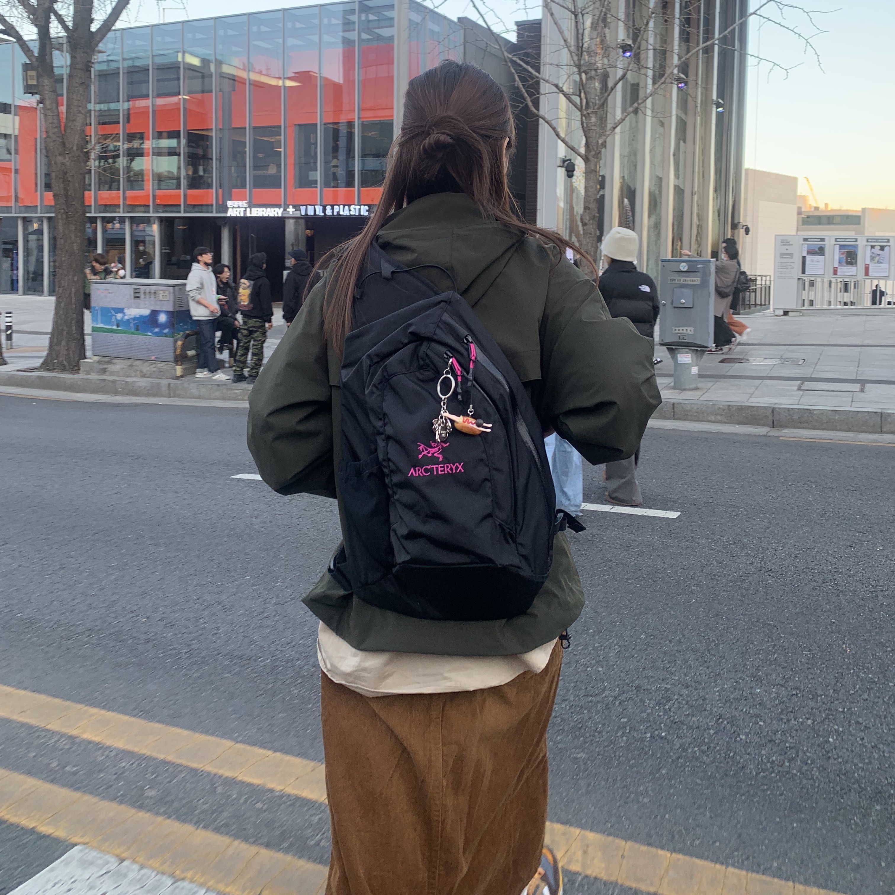 Arc'teryx System A Quiver Crossbody Pack Black Ultra Violet 착용 스타일