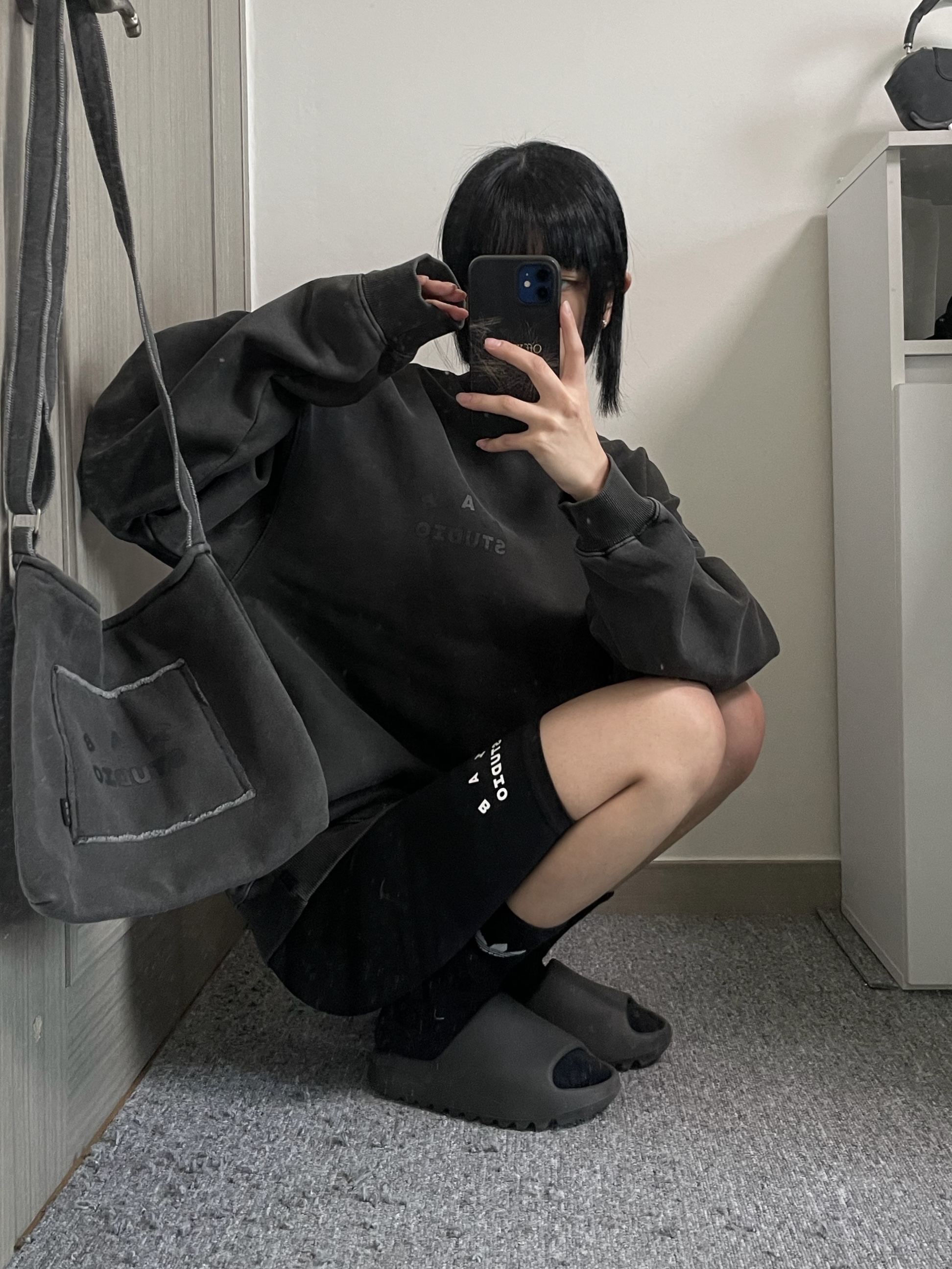 IAB Studio Pigment Sweatshirt & Mini Bag Black, IAB Studio Pigment Sweatshirt Black 착용 스타일 - 1