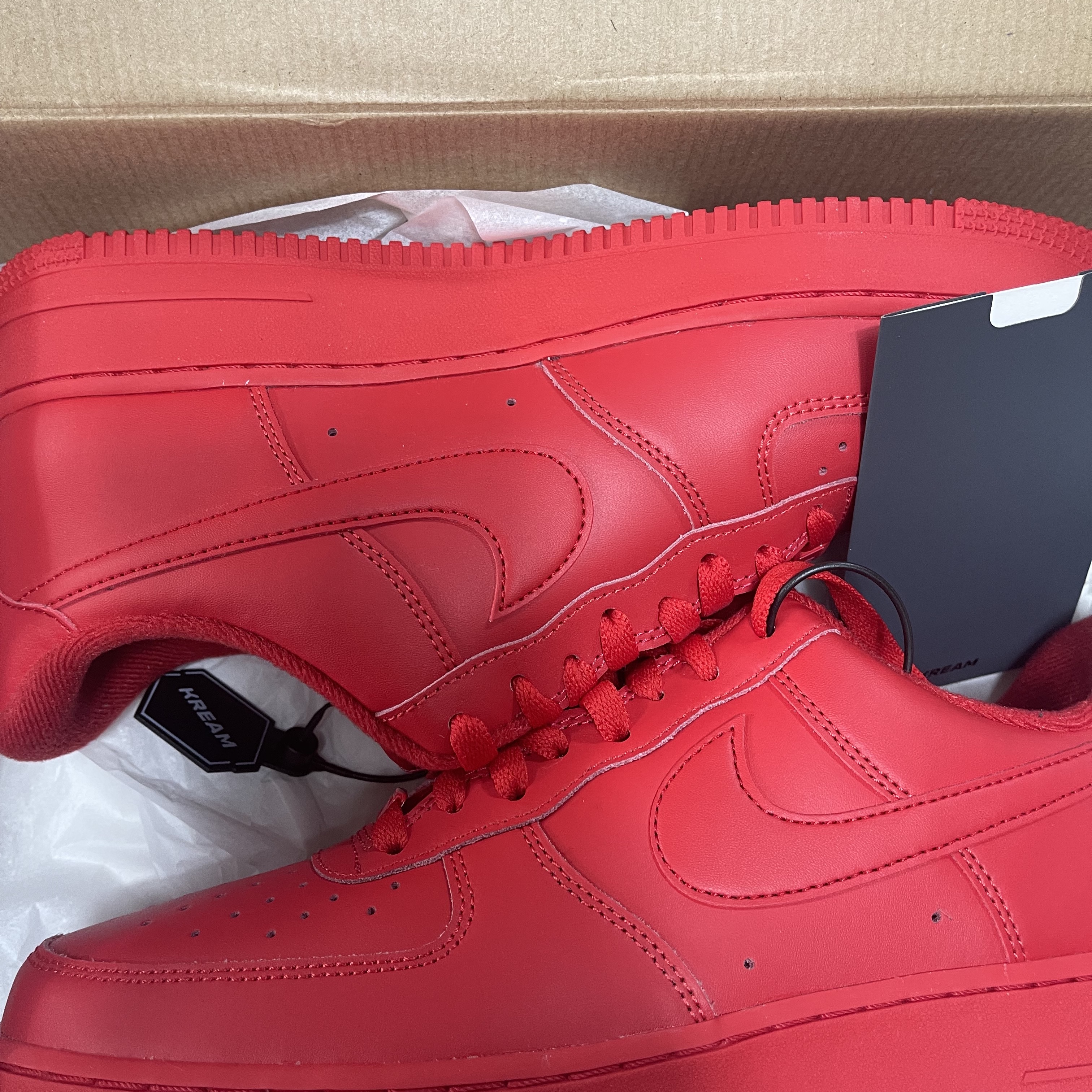 Nike Air Force 1 '07 LV8 Low 1 Triple Red 착용 스타일