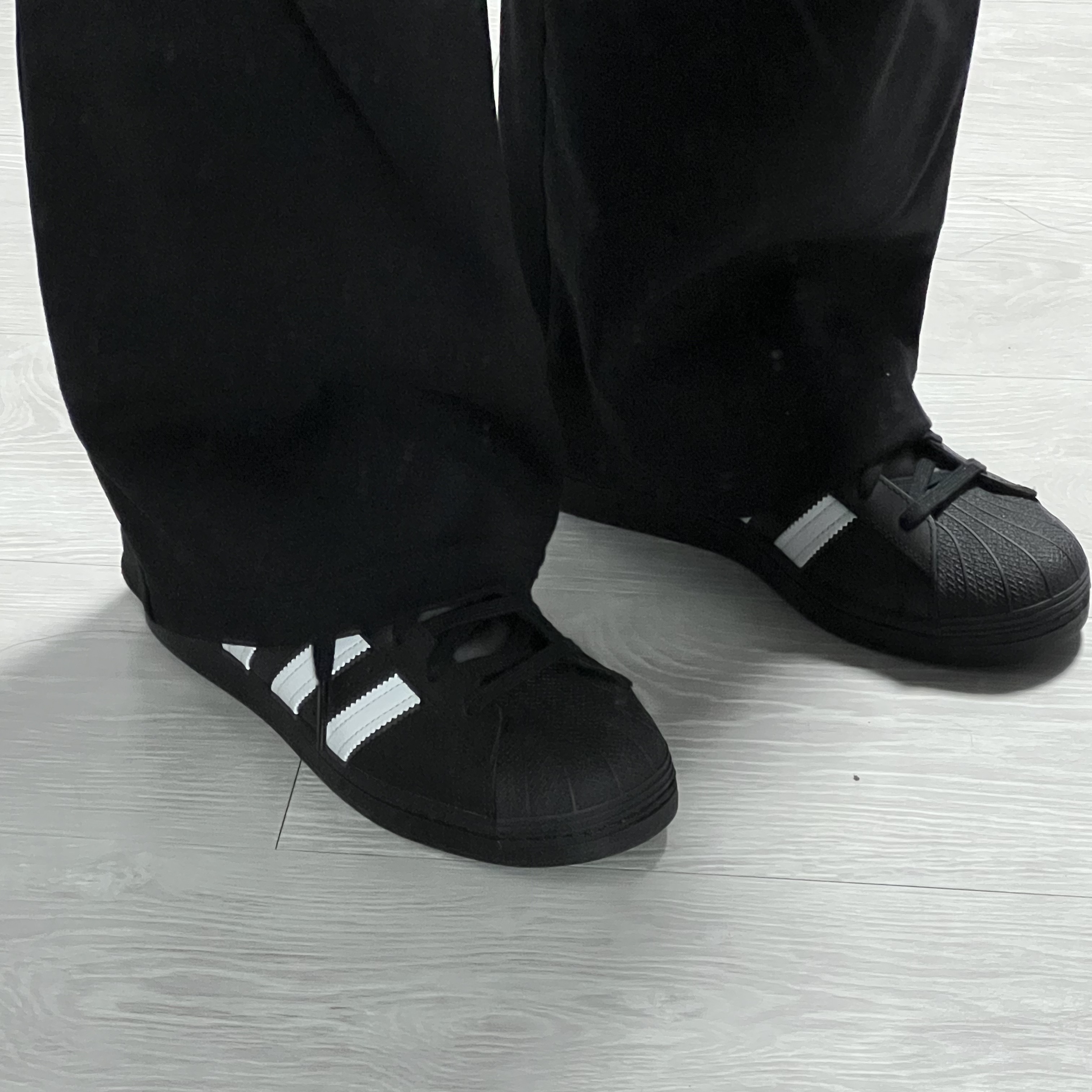Adidas Superstar Core Black White 착용 스타일 - 2