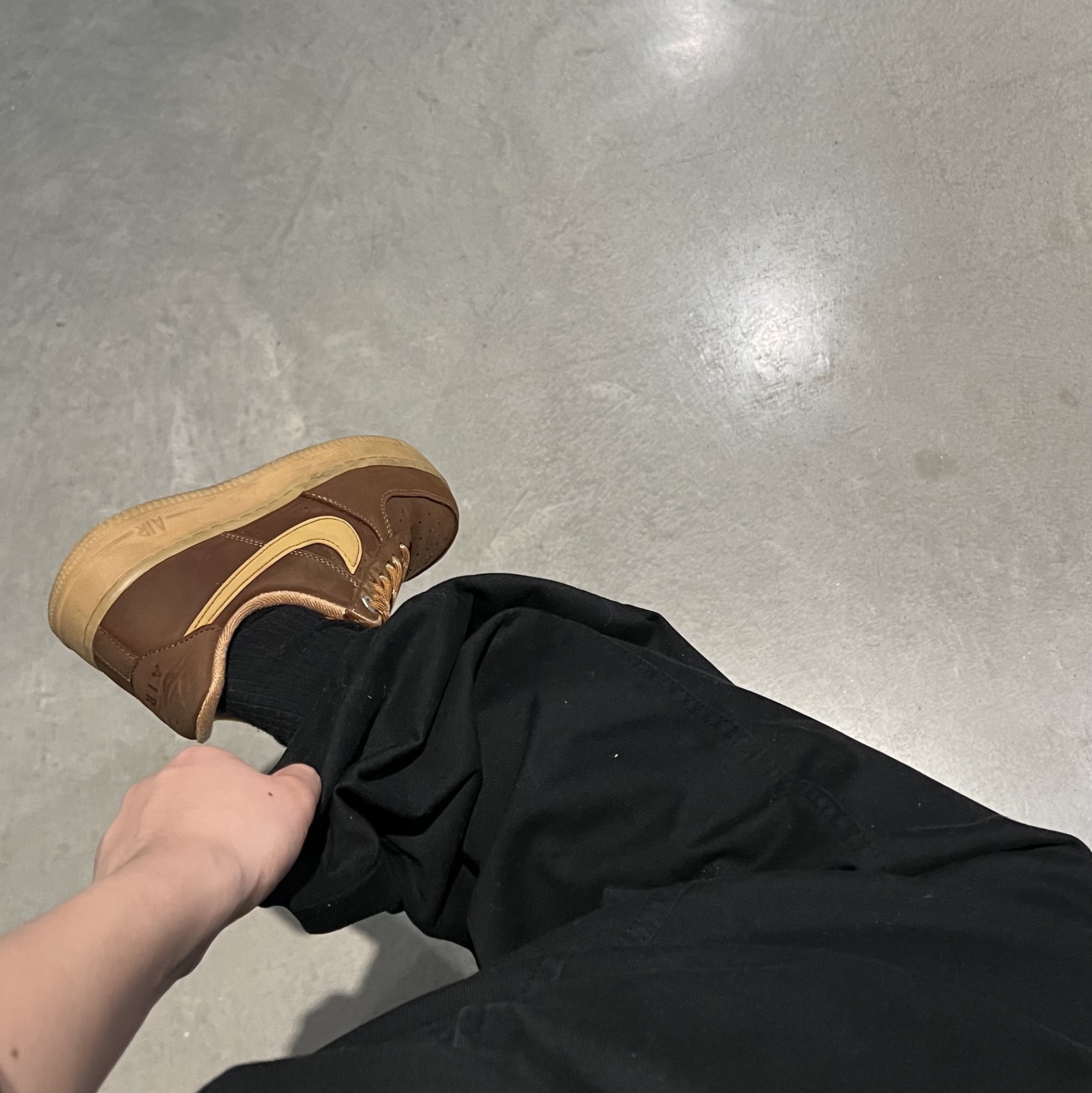 Nike Air Force 1 '07 WB Flax, Maison Kitsune Grey Fox Head Patch Classic Sweatshirt Black 착용 스타일 - 2