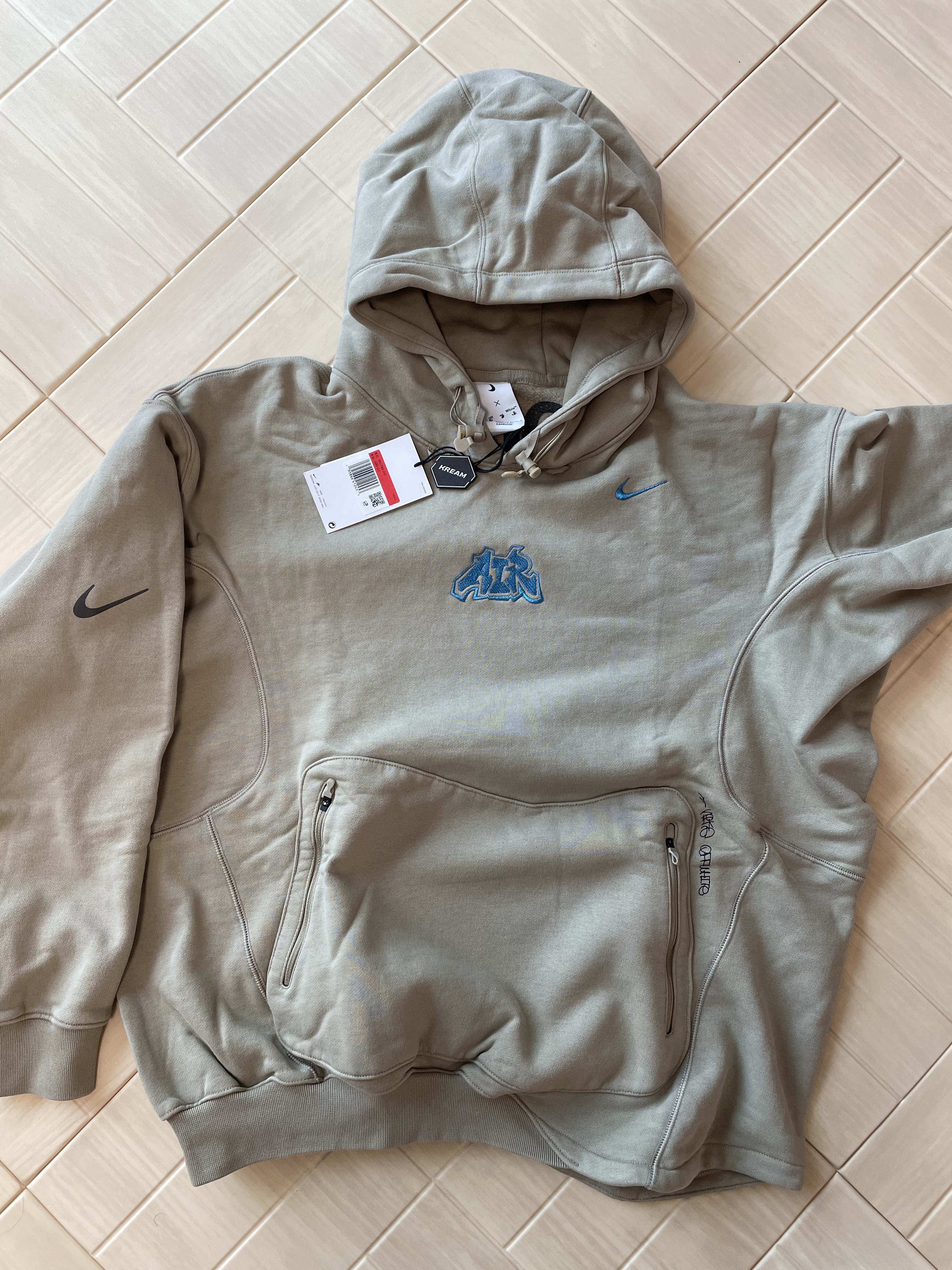 Nike x Off-White NRG Fleece Hoodie Khaki - Asia, Nike x Billie Eilish Air Force 1 Low '07 SP Mushroom 착용 스타일 - 1