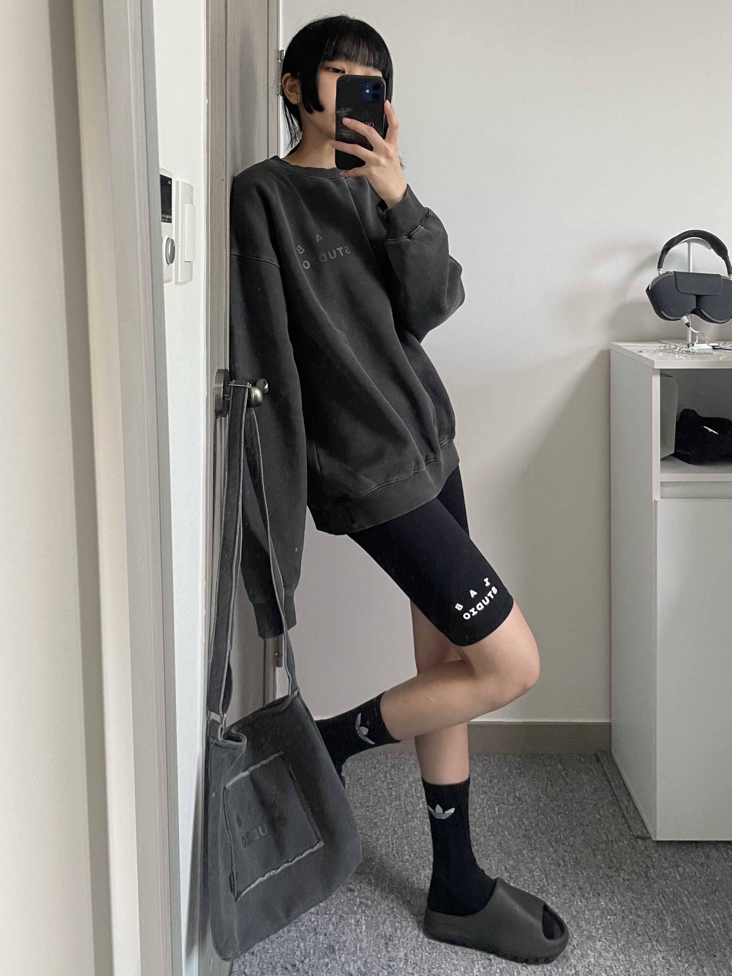 IAB Studio Pigment Sweatshirt & Mini Bag Black, IAB Studio Pigment Sweatshirt Black 착용 스타일 - 3