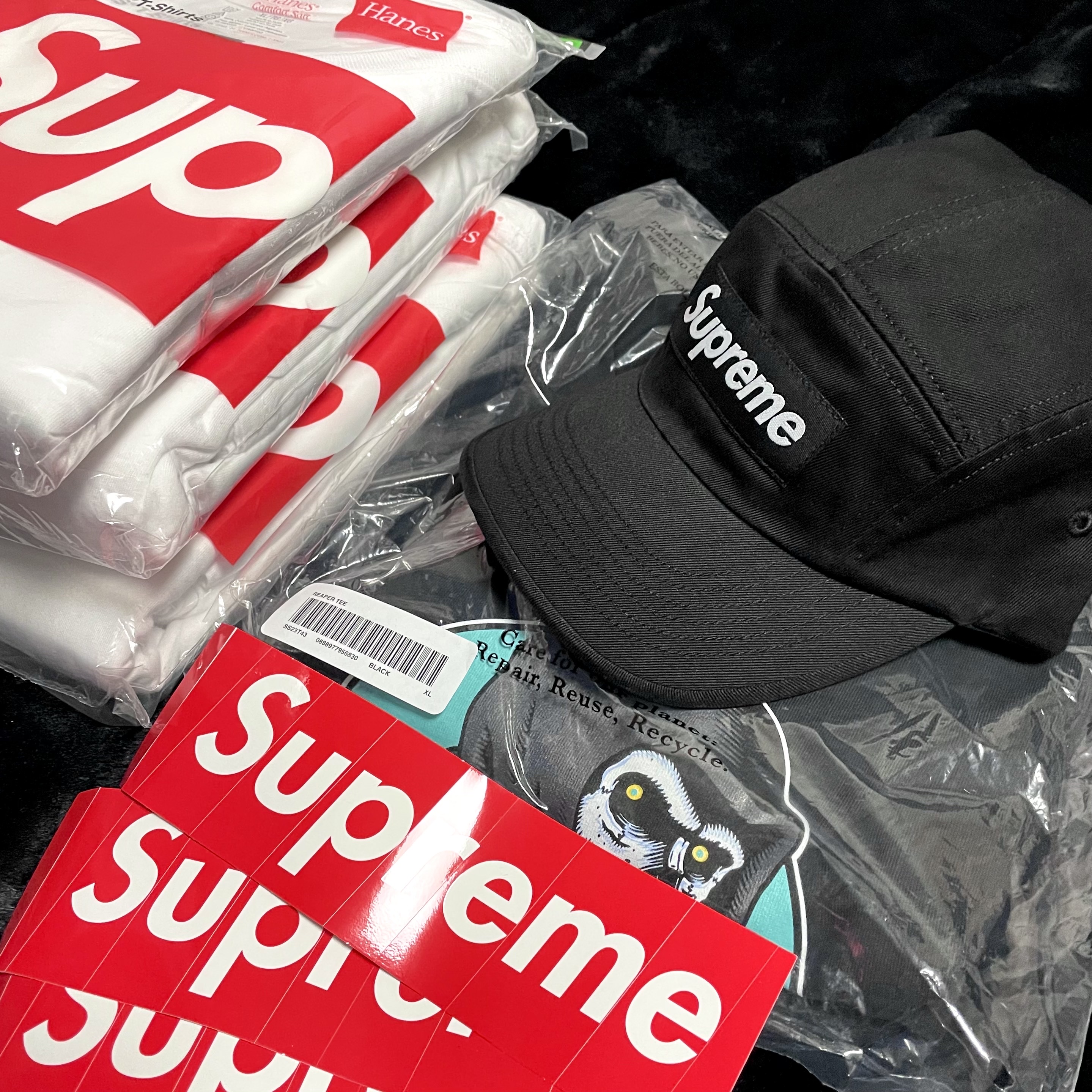 Supreme Washed Chino Twill Camp Cap Black, Supreme Hanes Tagless T-Shirt White (3 Pack) 착용 스타일