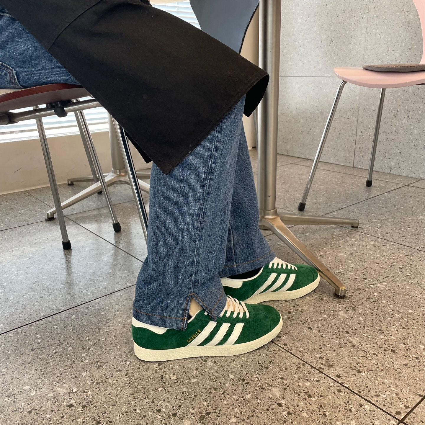 Adidas Gazelle Dark Green Cream White 착용 스타일