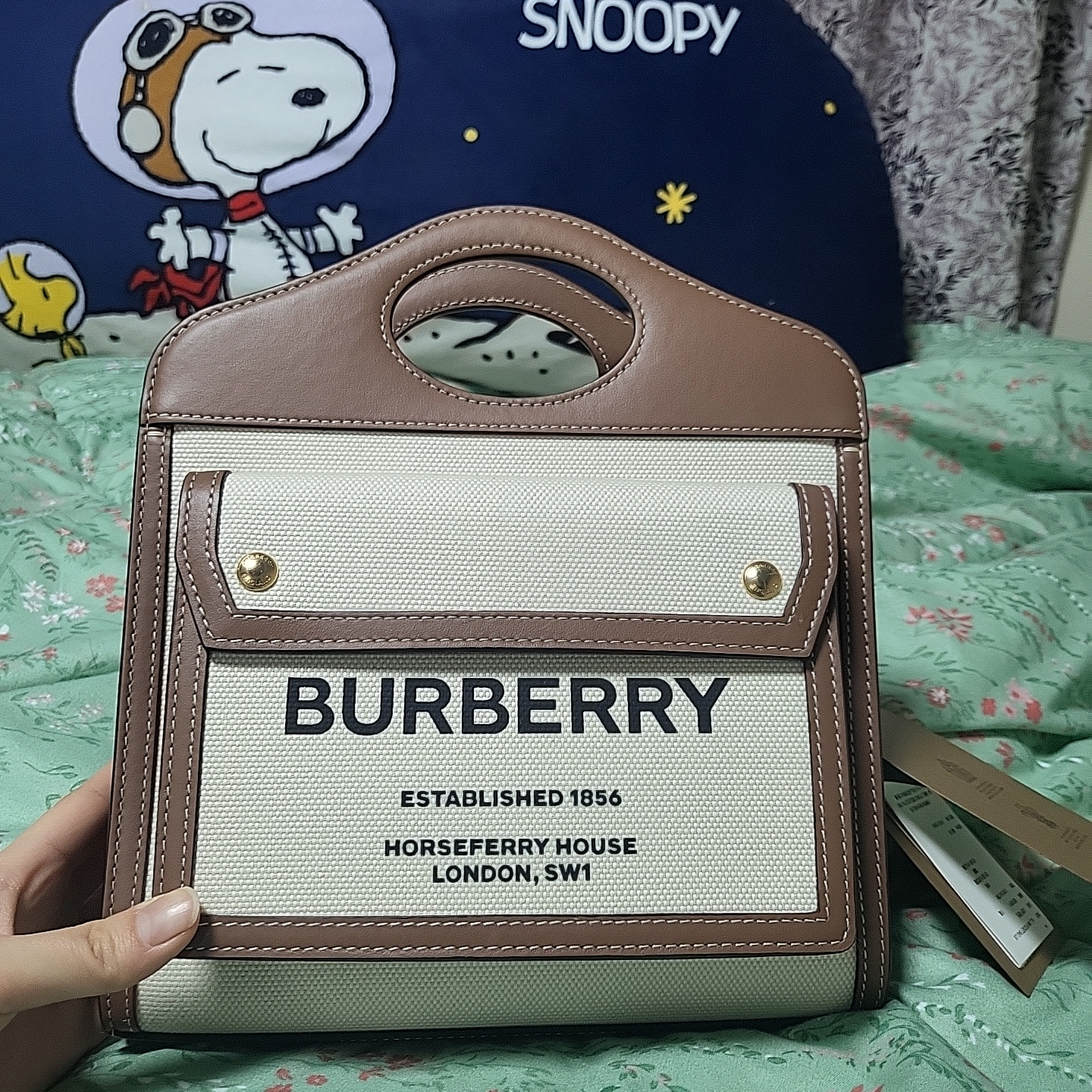 Burberry Mini Two-Tone Canvas and Leather Pocket Bag Natural Malt Brown 착용 스타일 - 4
