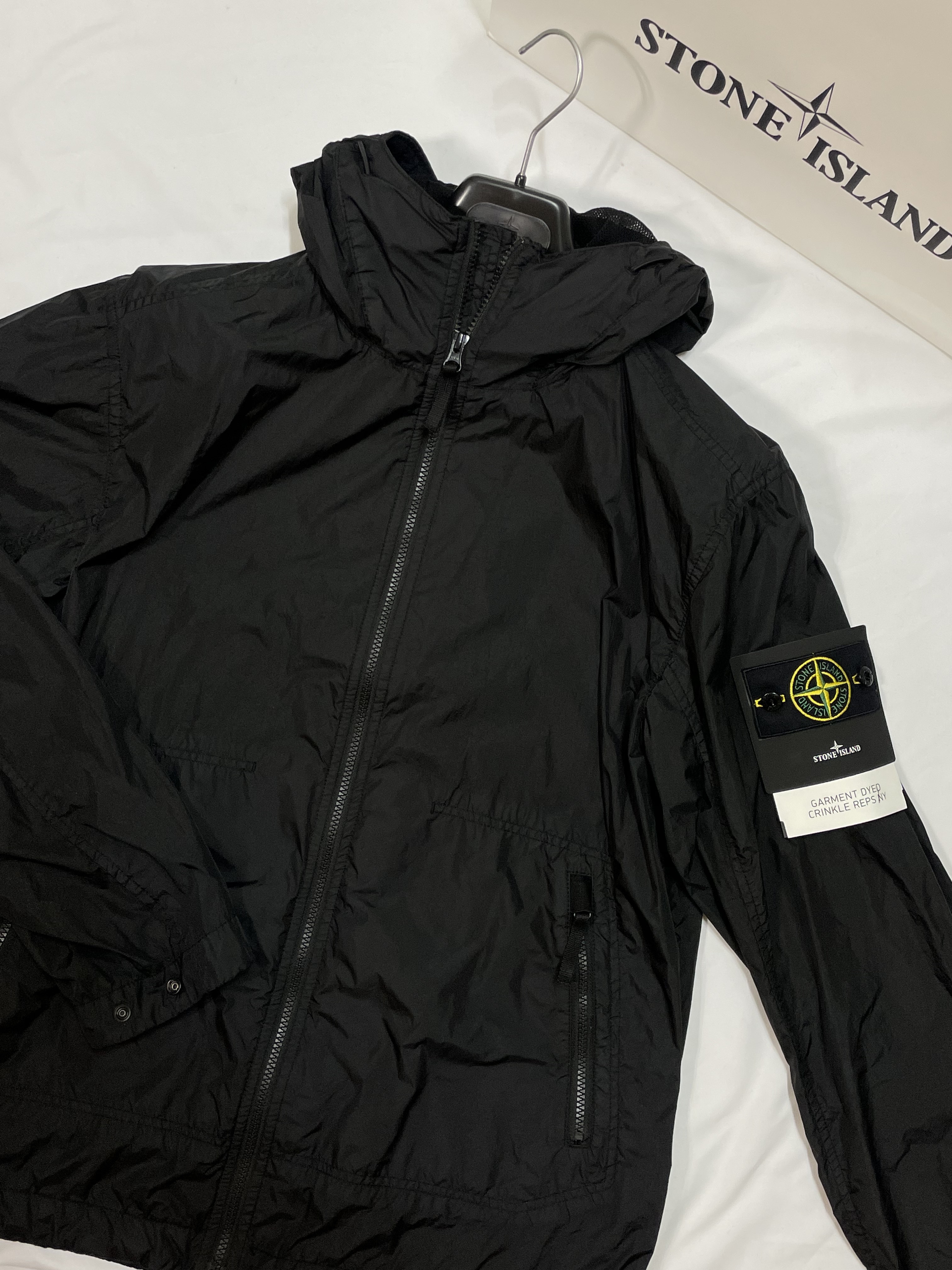 Stone Island 40522 Crinkle Reps Nylon Garment Dyed Hooded Jacket Black - 23SS 착용 스타일
