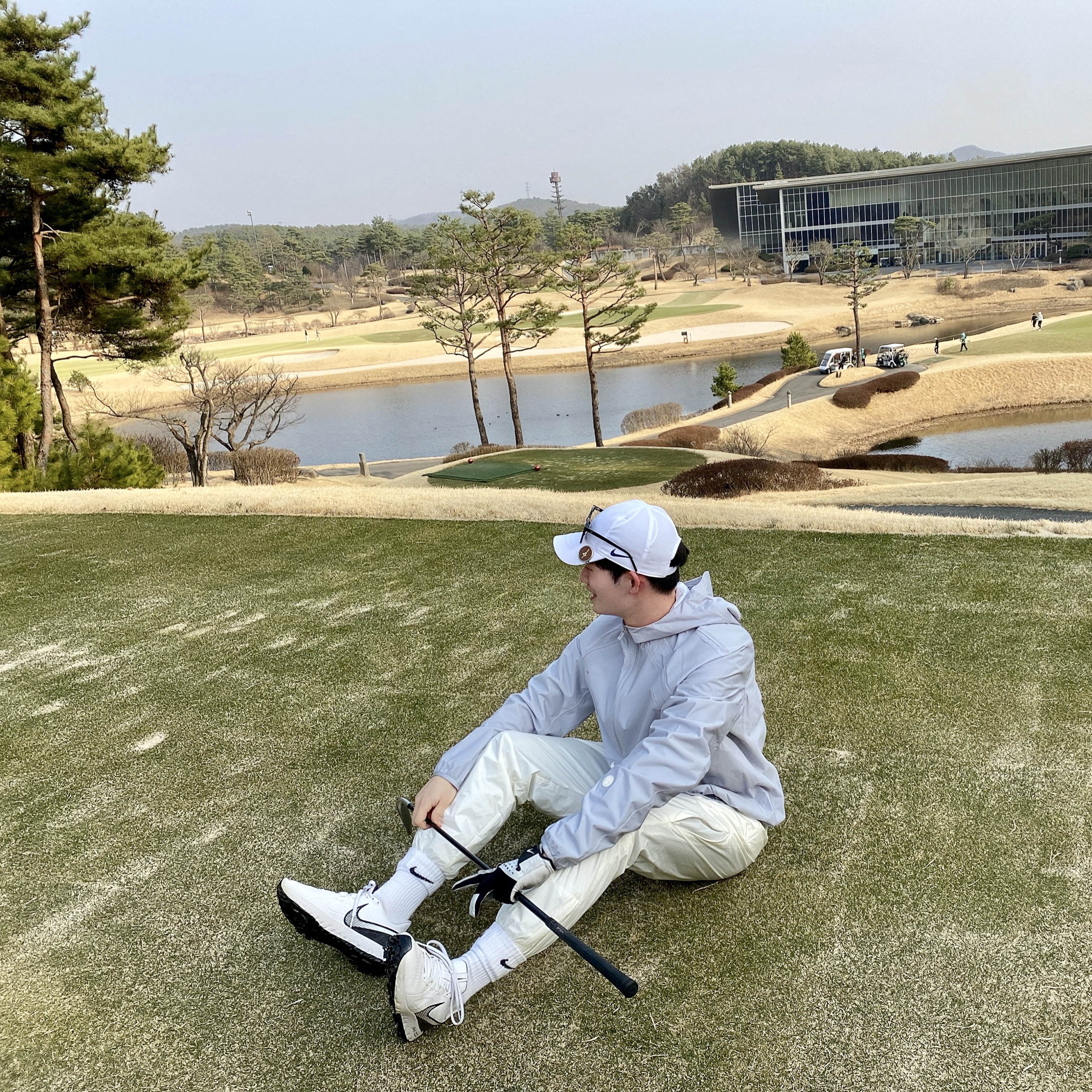 Nike x Drake Nocta Cardinal Stock Essential Cap White, Nike x Drake Nocta Golf Jacket Grey - US/EU 착용 스타일