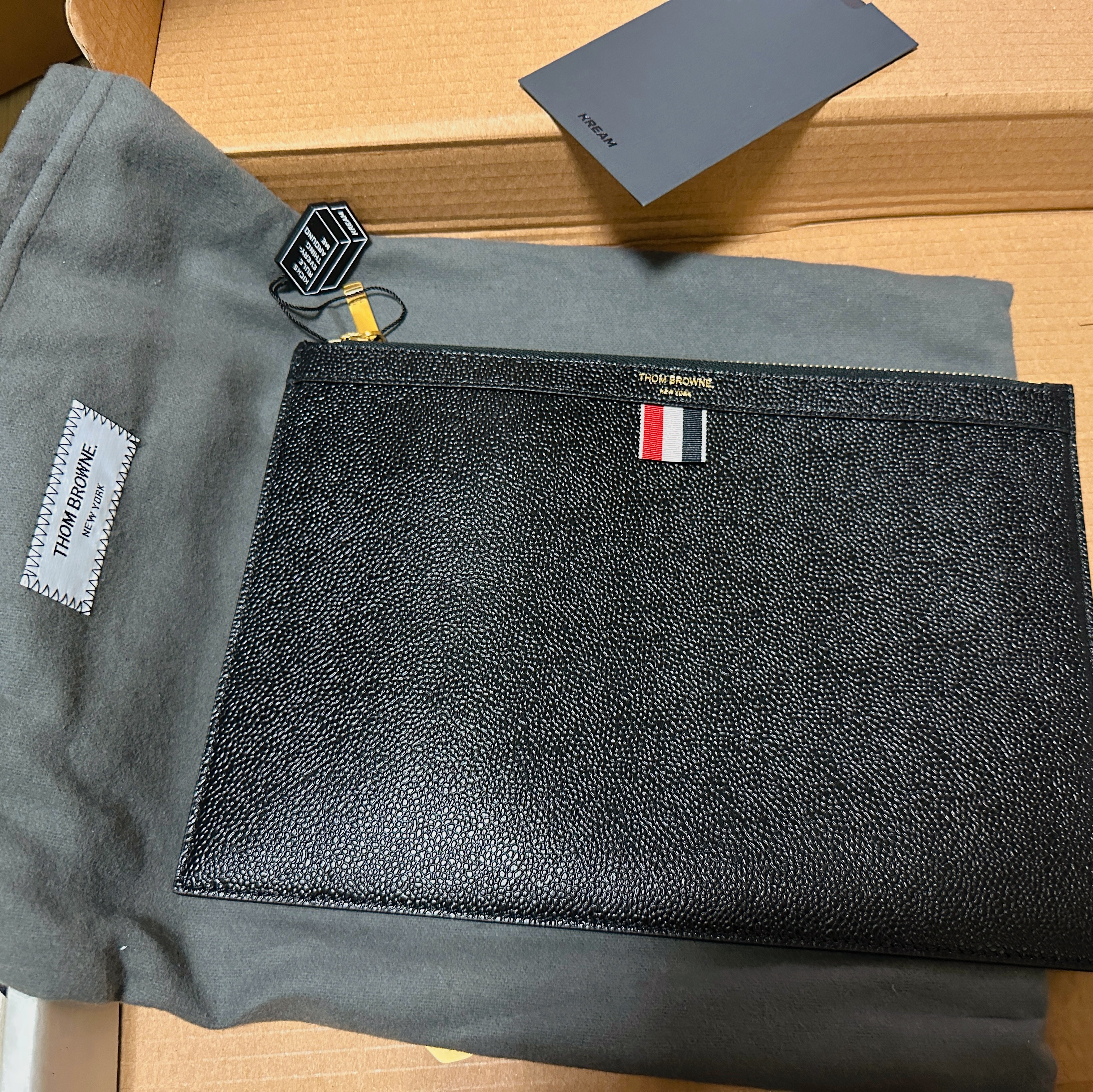 Thom Browne Pebble Grain Leather Medium Gusset Zip Folio Black 착용 스타일