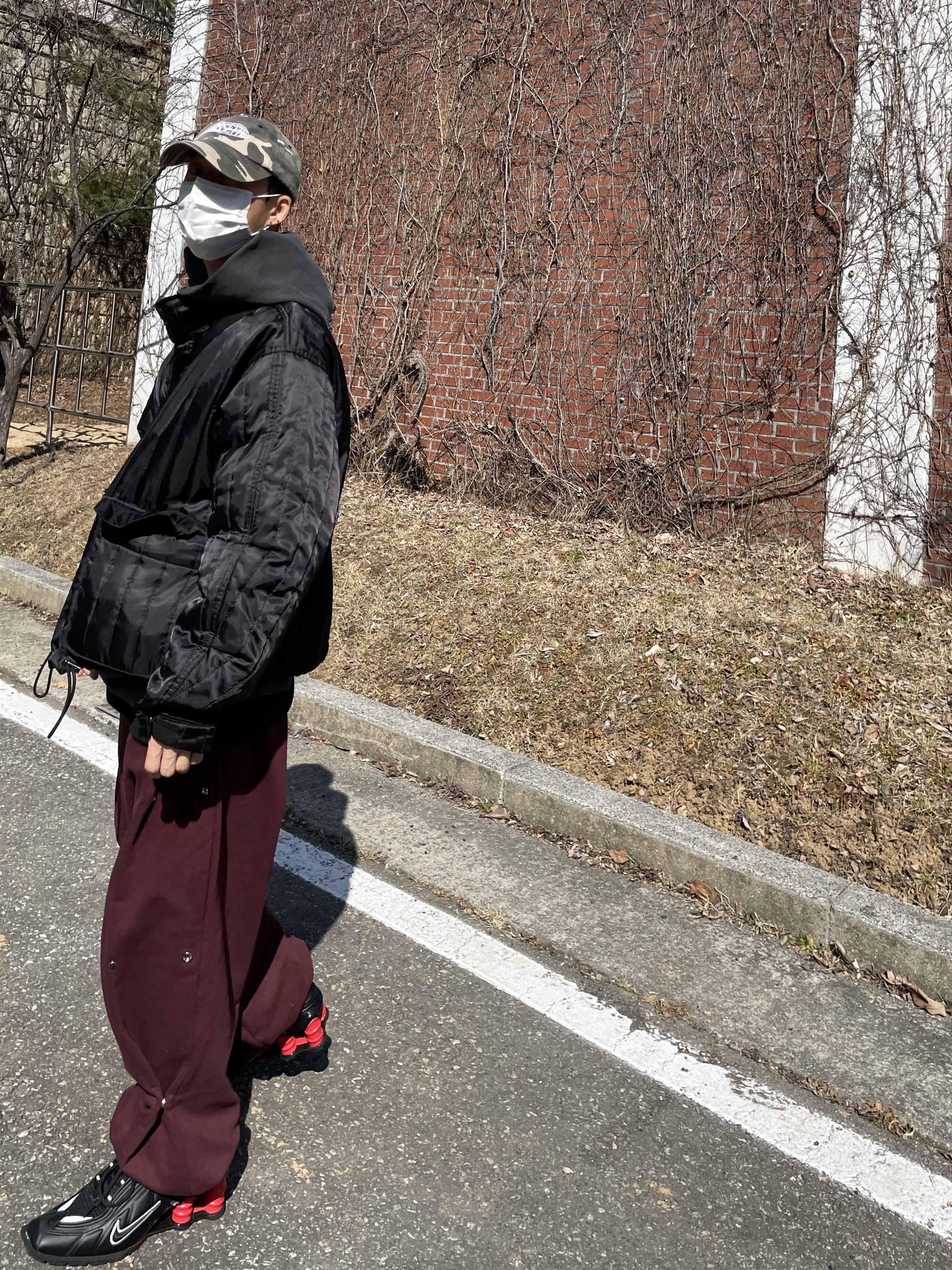 Nike x Martine Rose Shox MR4 Black 착용 스타일 - 2