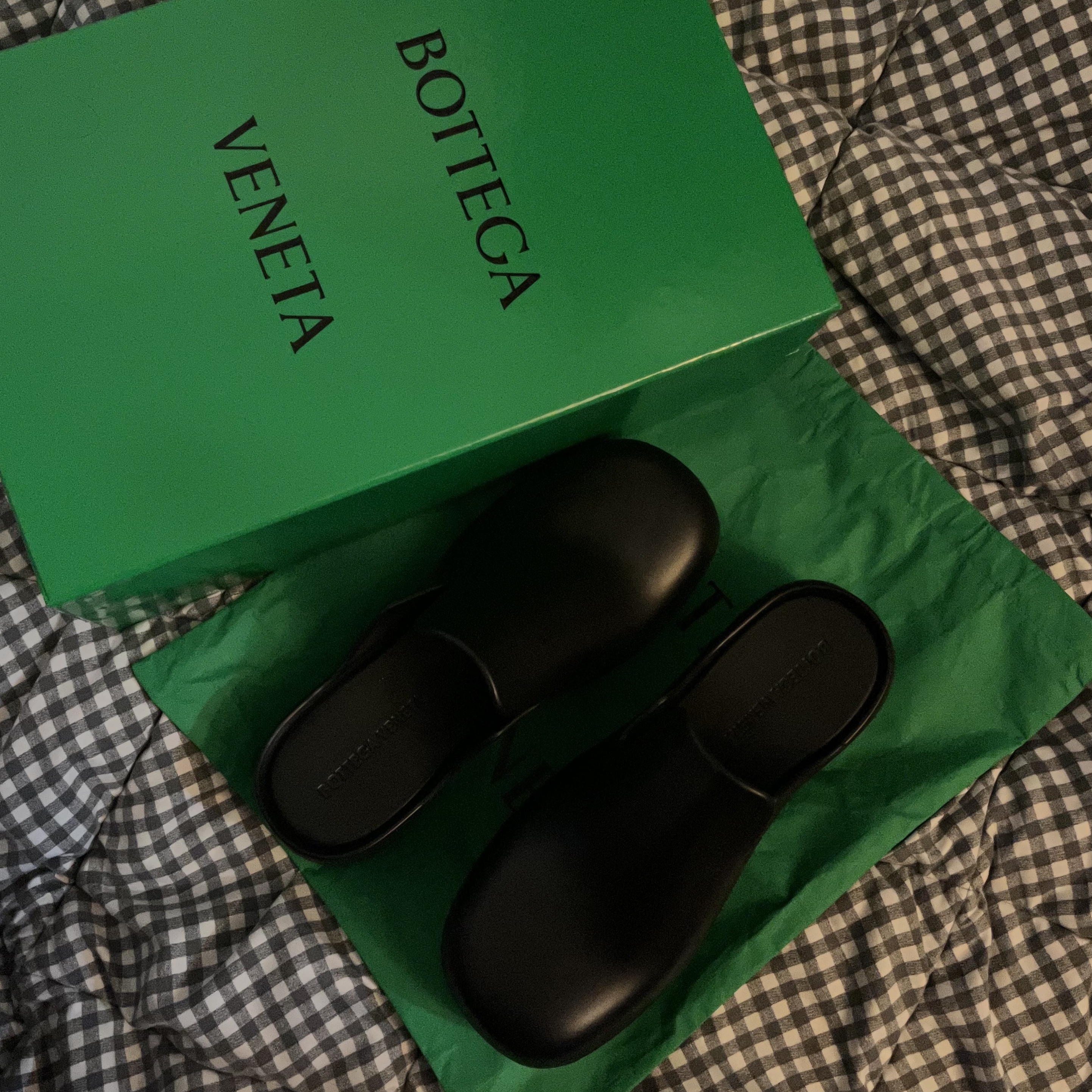 Bottega Veneta Rubber Flash Clog Black 착용 스타일 - 1