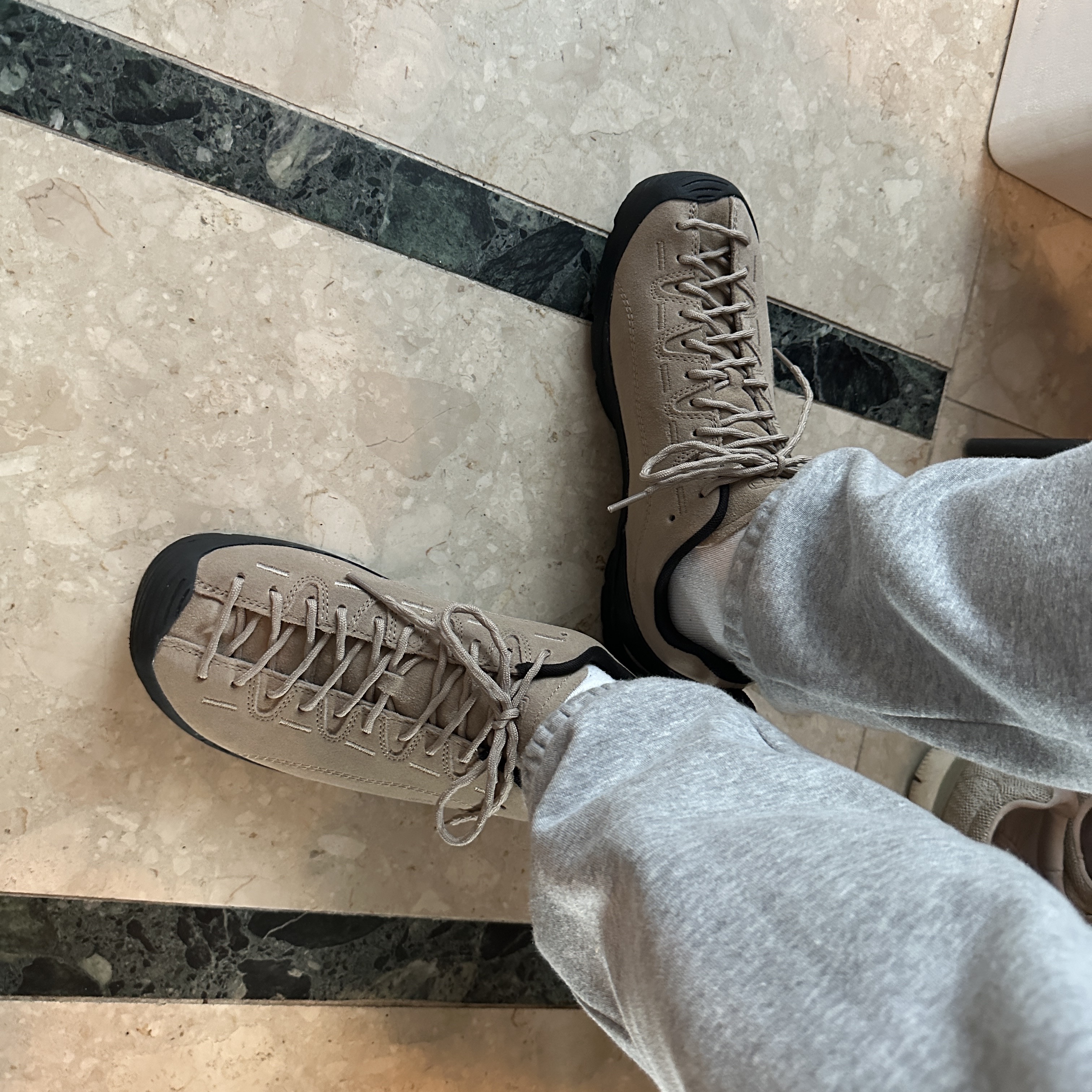 Keen Jasper Suede Sneakers Silver Mink 착용 스타일