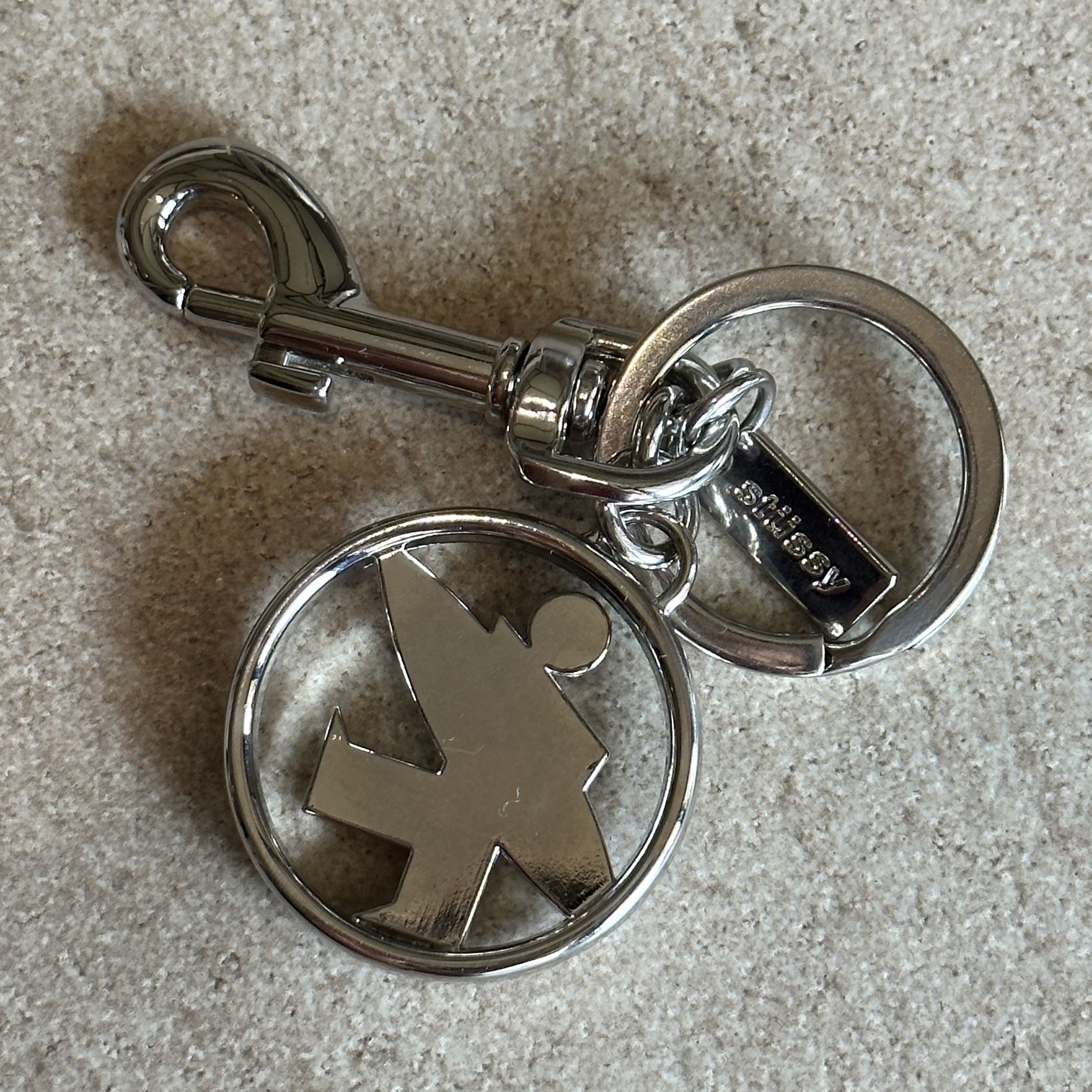 Stussy Surfman Keychain Silver 착용 스타일 - 1