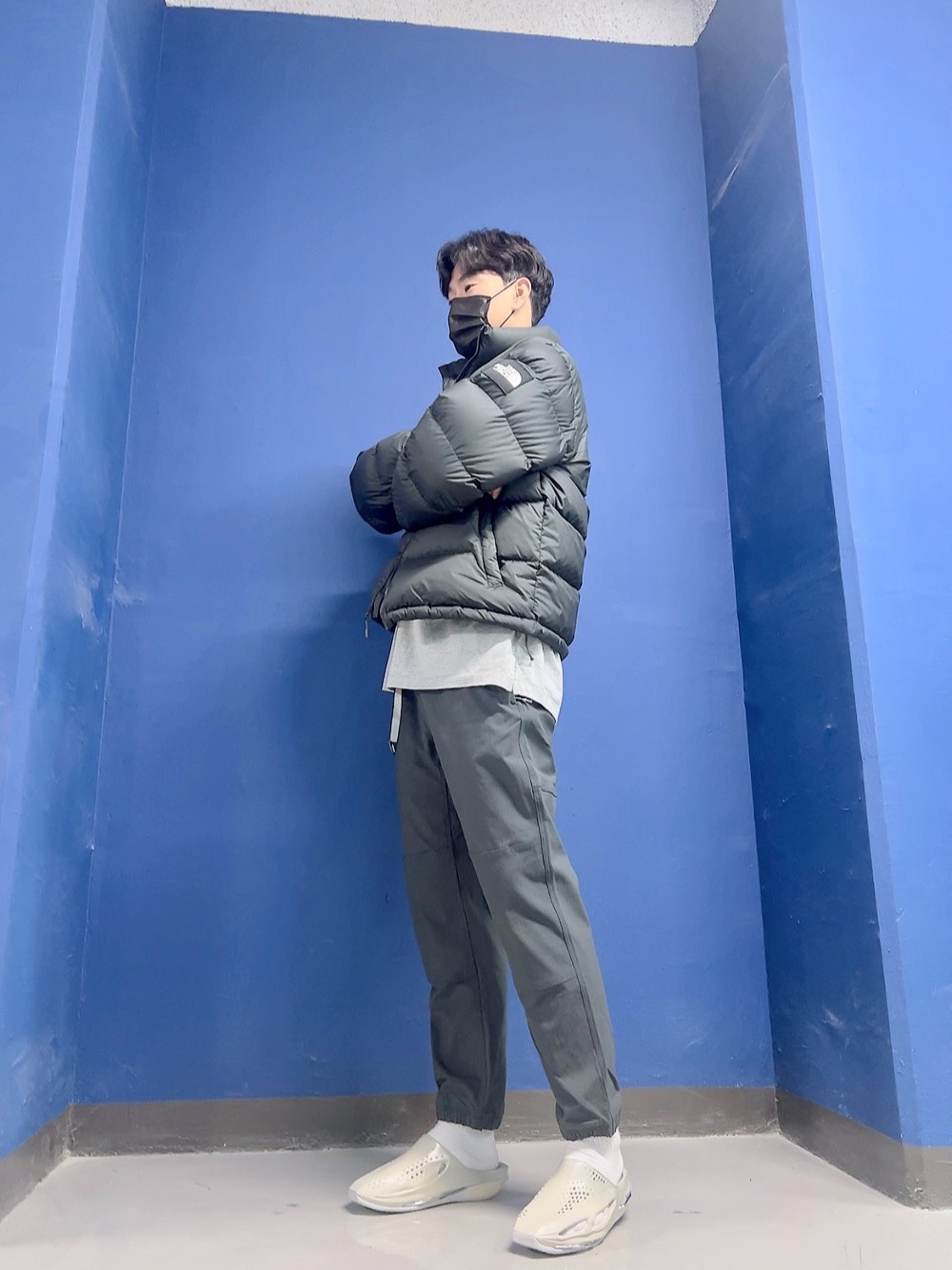 Nike x Matthew M Williams 005 Slide Light Bone and Chrome, Nike ACG Trail Pants Dark Smoke Grey - Asia 착용 스타일 - 3