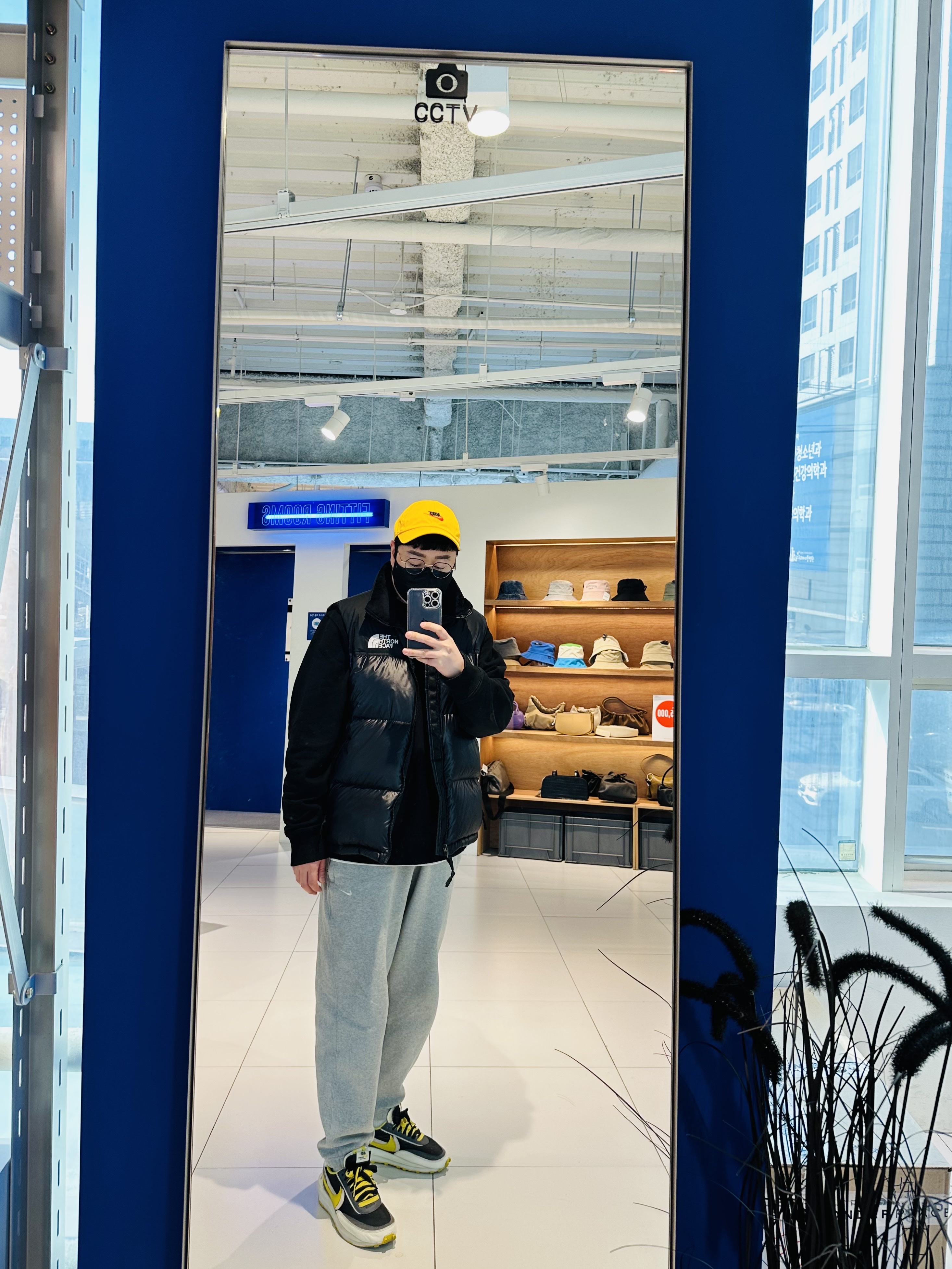 Nike Heritage 86 Futura Washed Cap Gold, The North Face Nuptse Hybrid Down Ball Vest Black 착용 스타일 - 1