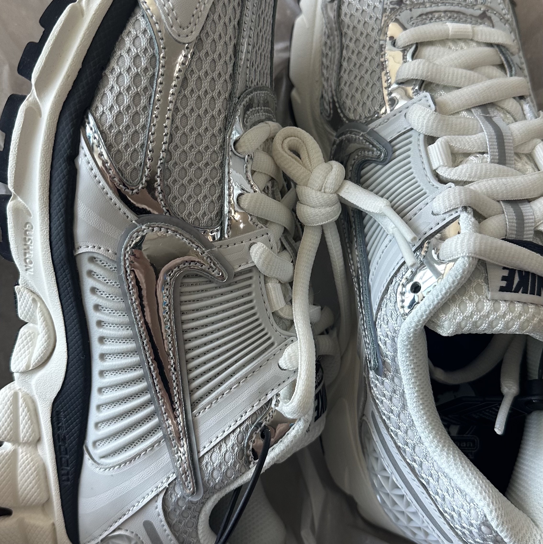 (W) Nike Zoom Vomero 5 Photon Dust and Metallic Silver 착용 스타일 - 1