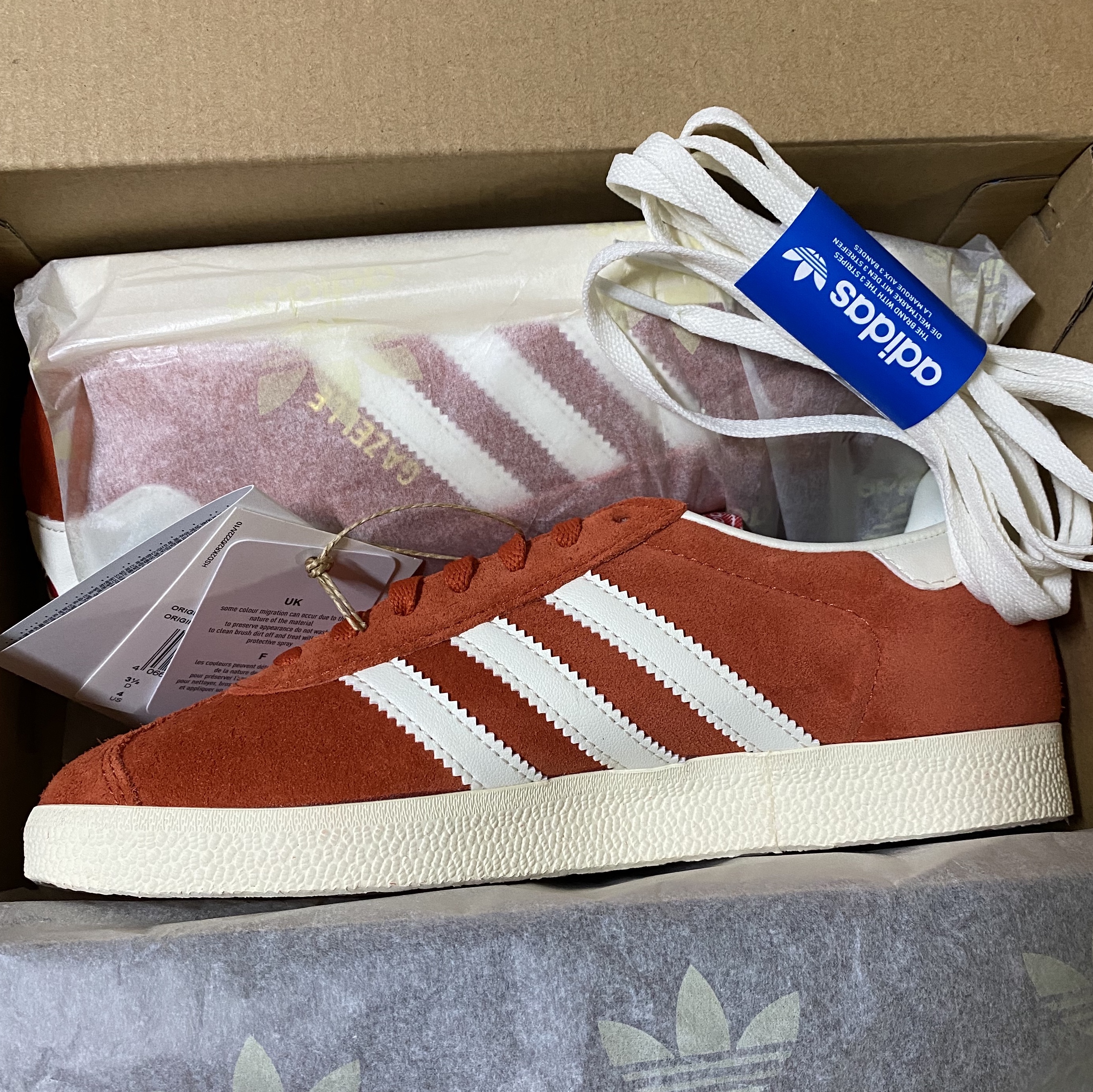 Adidas Gazelle Preloved Red Off White 착용 스타일