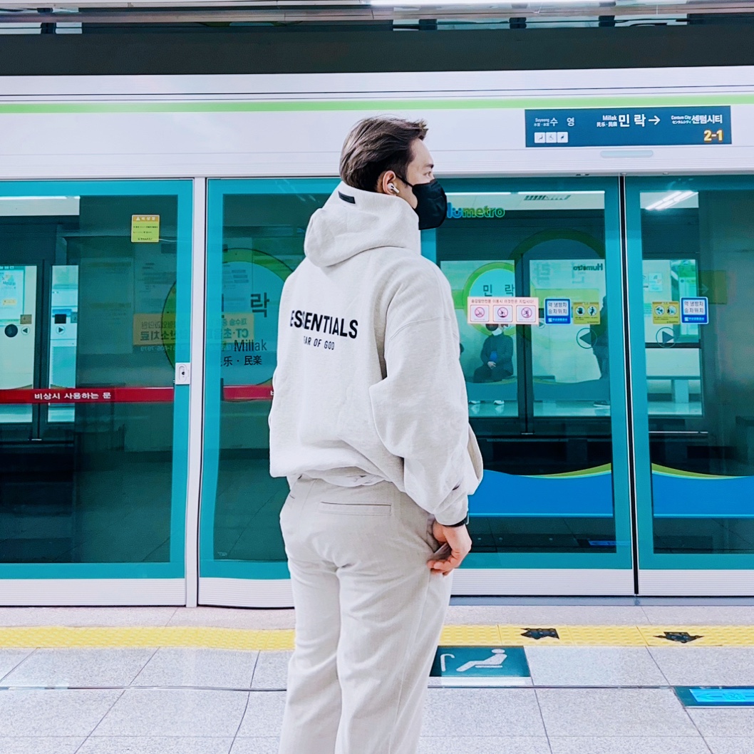 Essentials The Core Collection Hoodie Light Oatmeal 착용 스타일