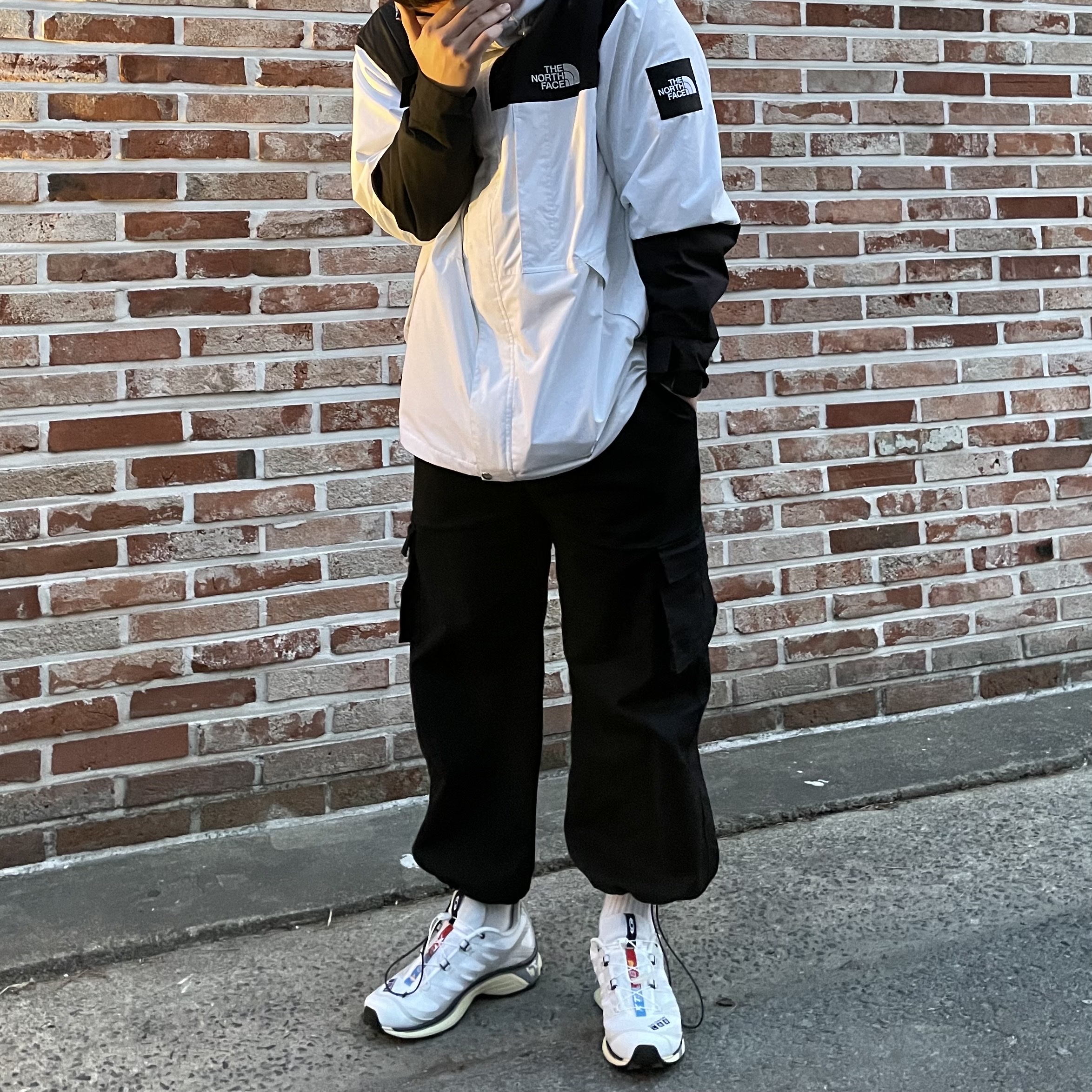 Salomon XT-4 White Lunar Rock 착용 스타일