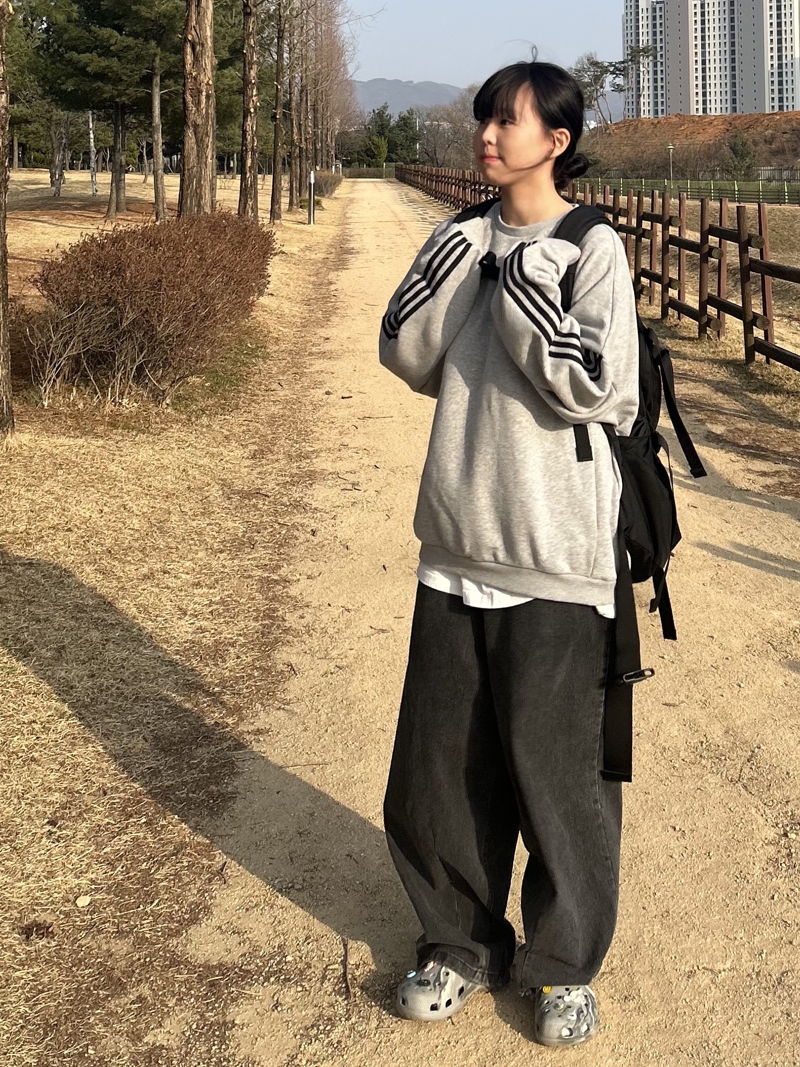 Gregory Day and Half Backpack Black Ballistic, Crocs Classic Marbled Clog Light Grey 착용 스타일 - 2