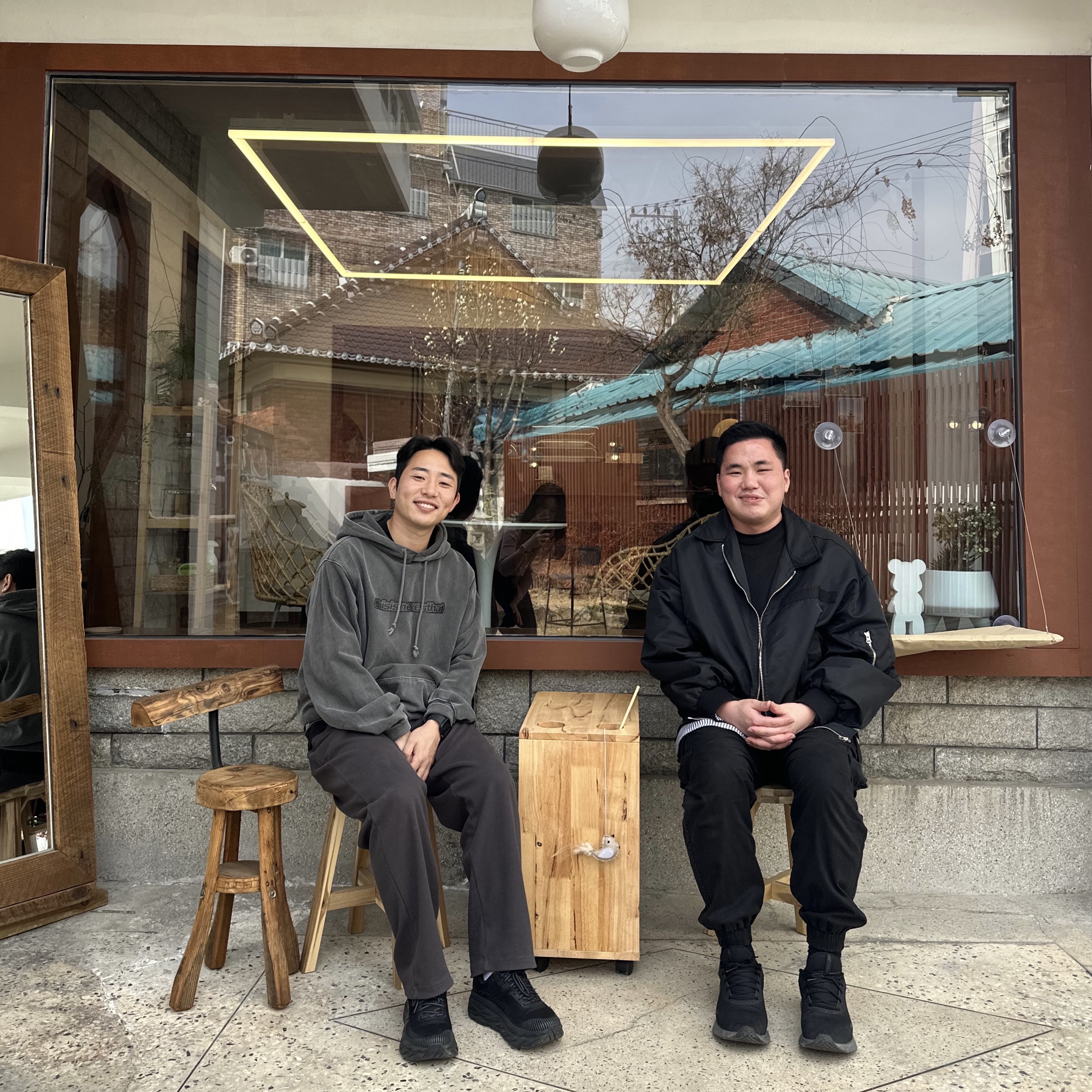 Hoka Bondi 7 Black - Wide, Andersson Bell x Asics Contrast Quilting Bomber Jacket Khaki 착용 스타일 - 1