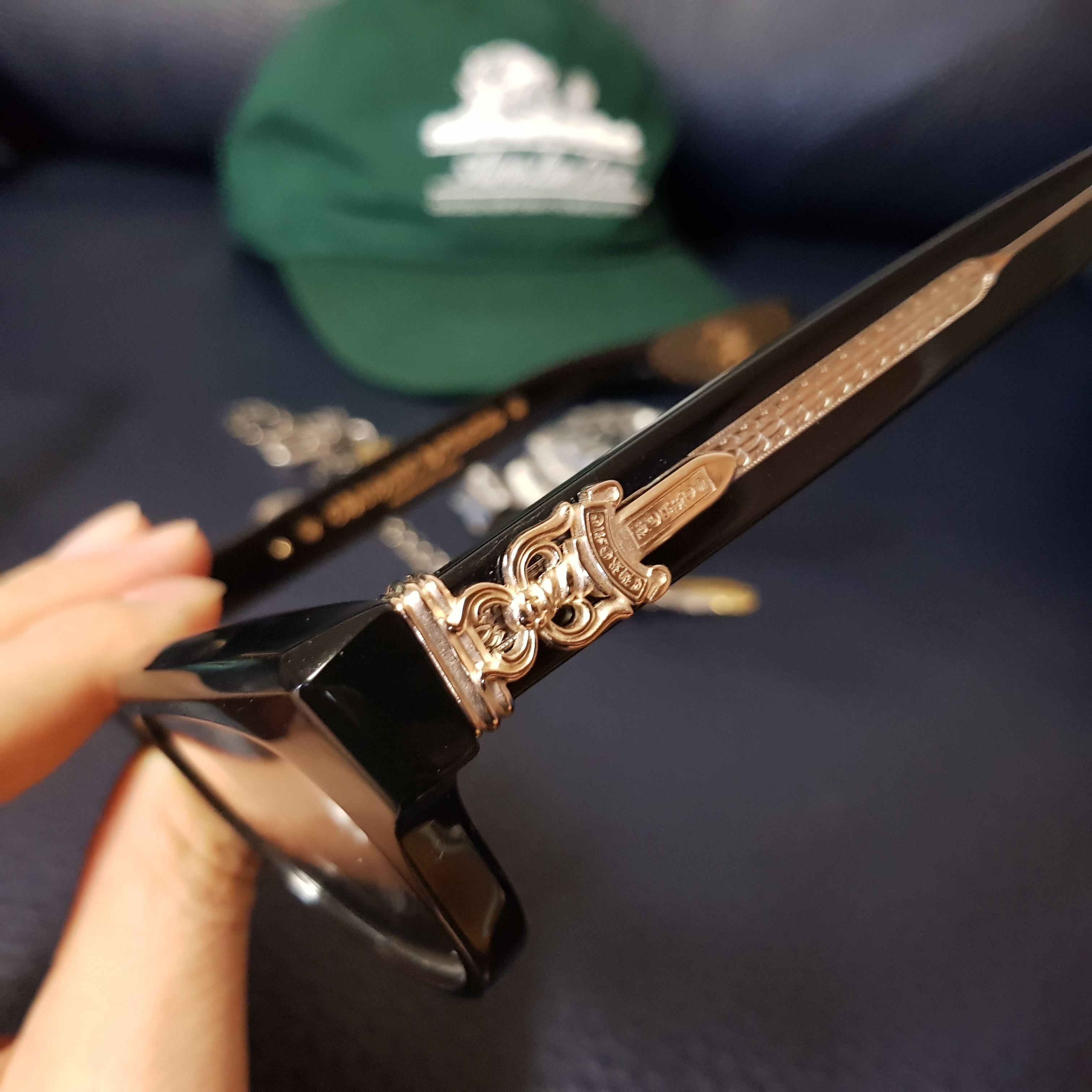 Chrome Hearts Cuntvoluted Black 18K Gold Plated, Aime Leon Dore Unisphere Hat Botanical Green 착용 스타일 - 2