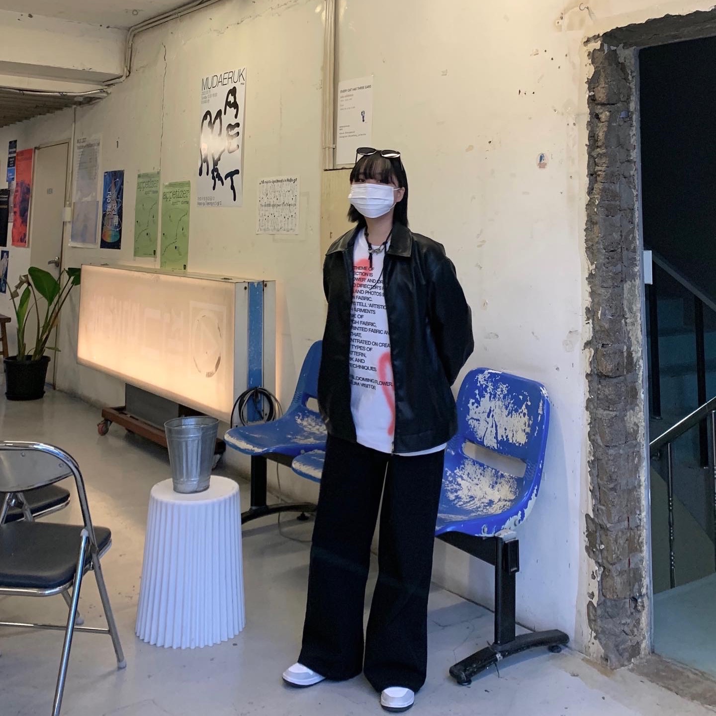 The Museum Visitor Heart Sprayed T-Shirt White, Our Legacy Ladon Leather Keychain Black 착용 스타일