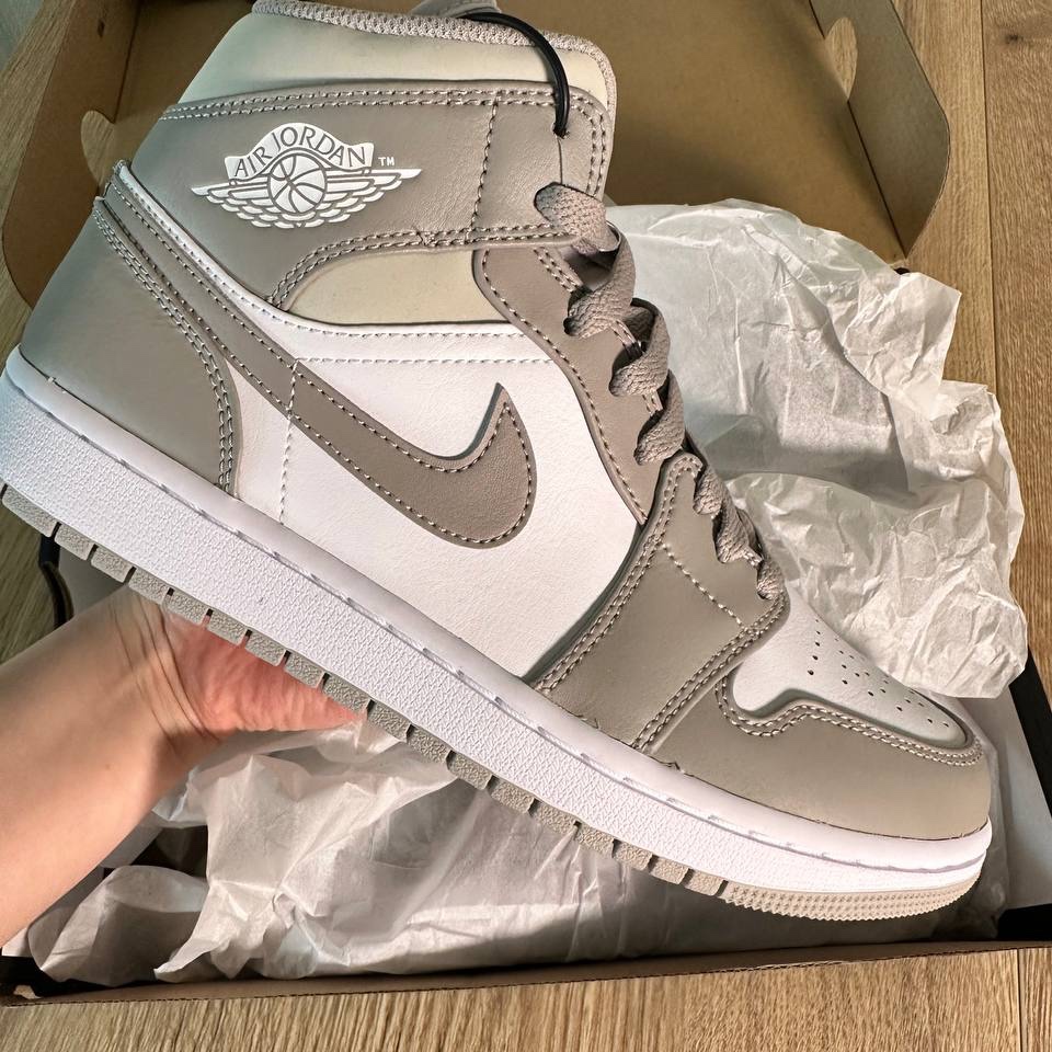 Jordan 1 Mid College Grey 착용 스타일