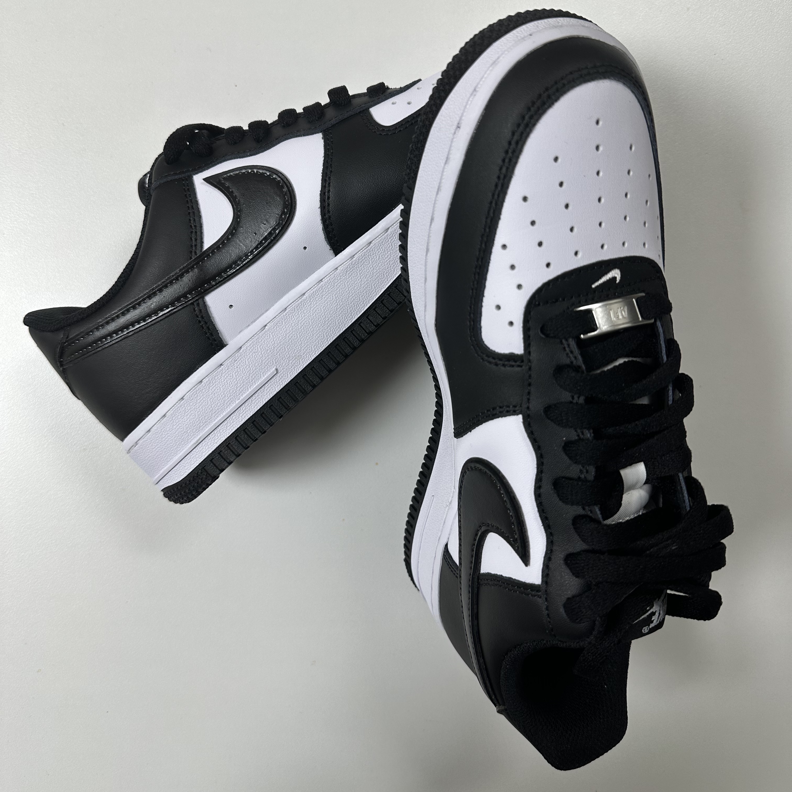 Nike Air Force 1 '07 Black White 착용 스타일 - 2