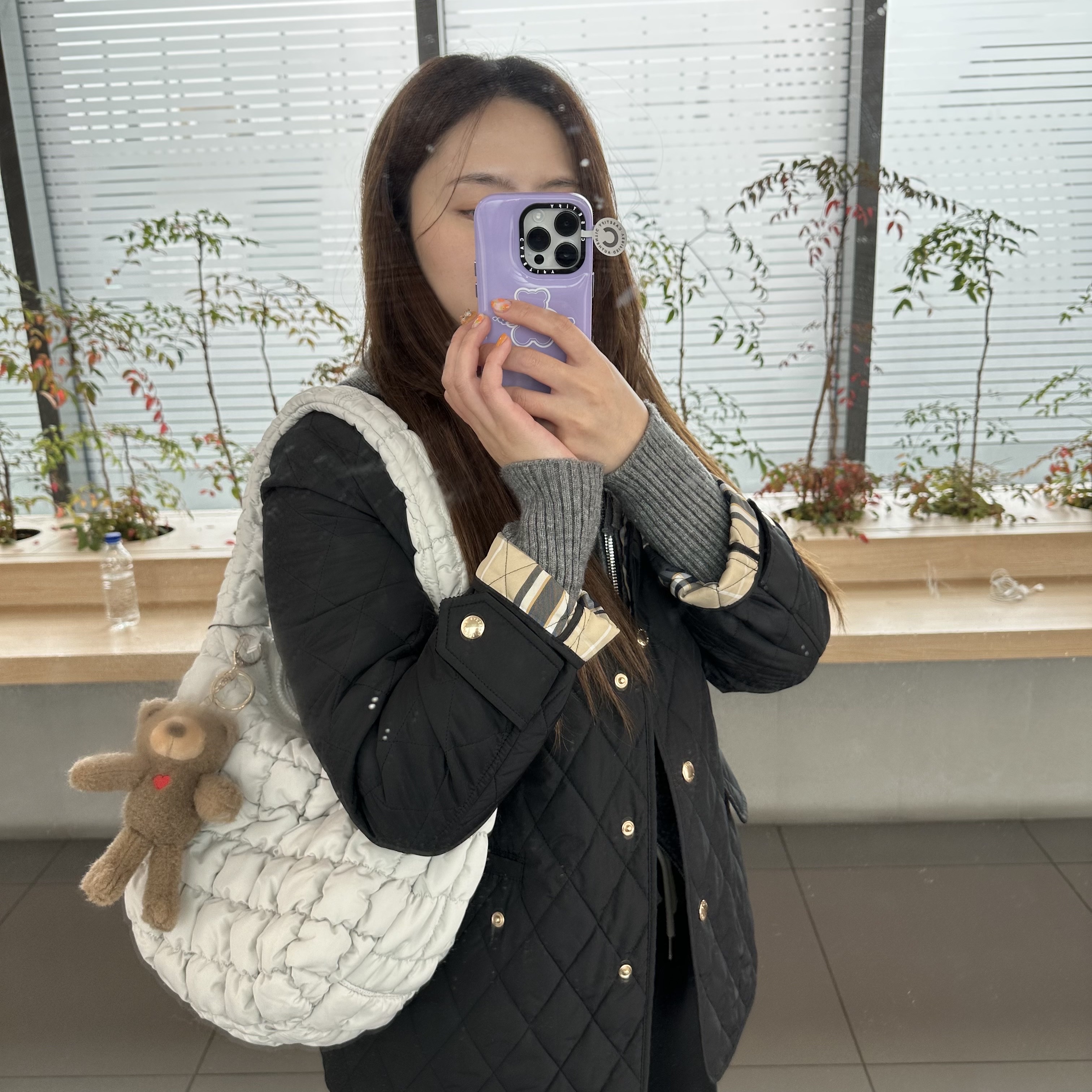 COS Quilted Mini Bag Light Grey 착용 스타일 - 2