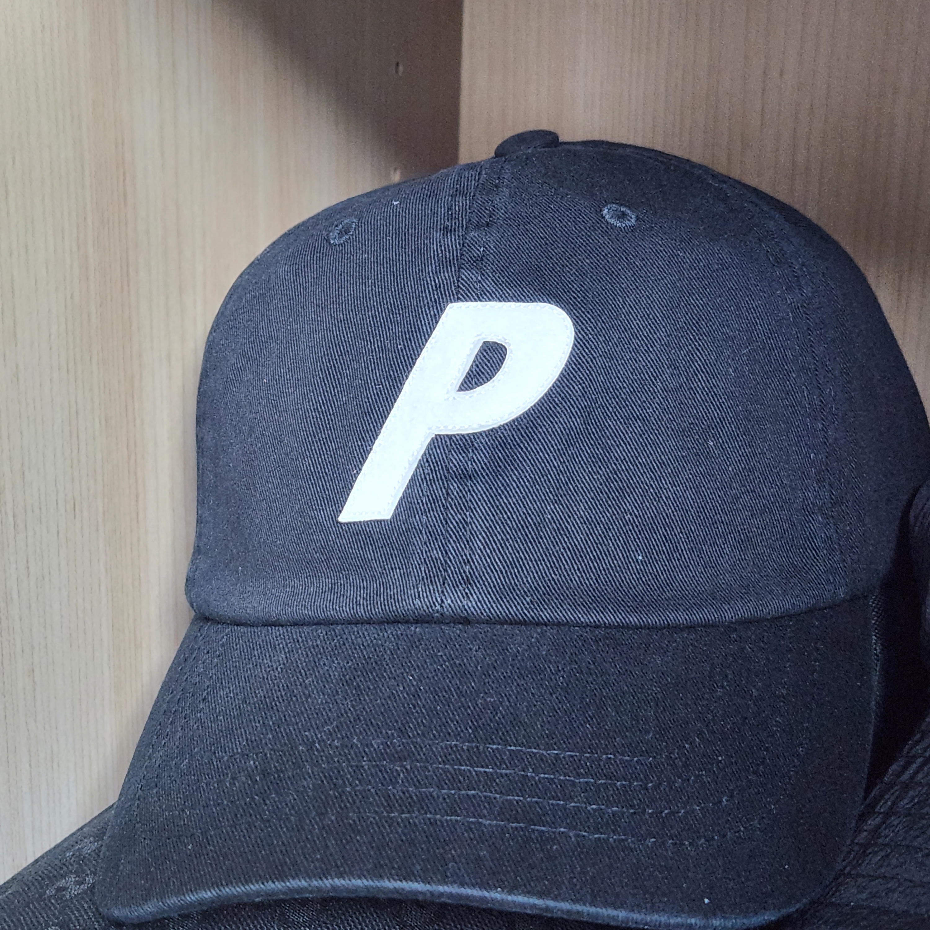 Palace P 6-Panel Black - 23SS 착용 스타일