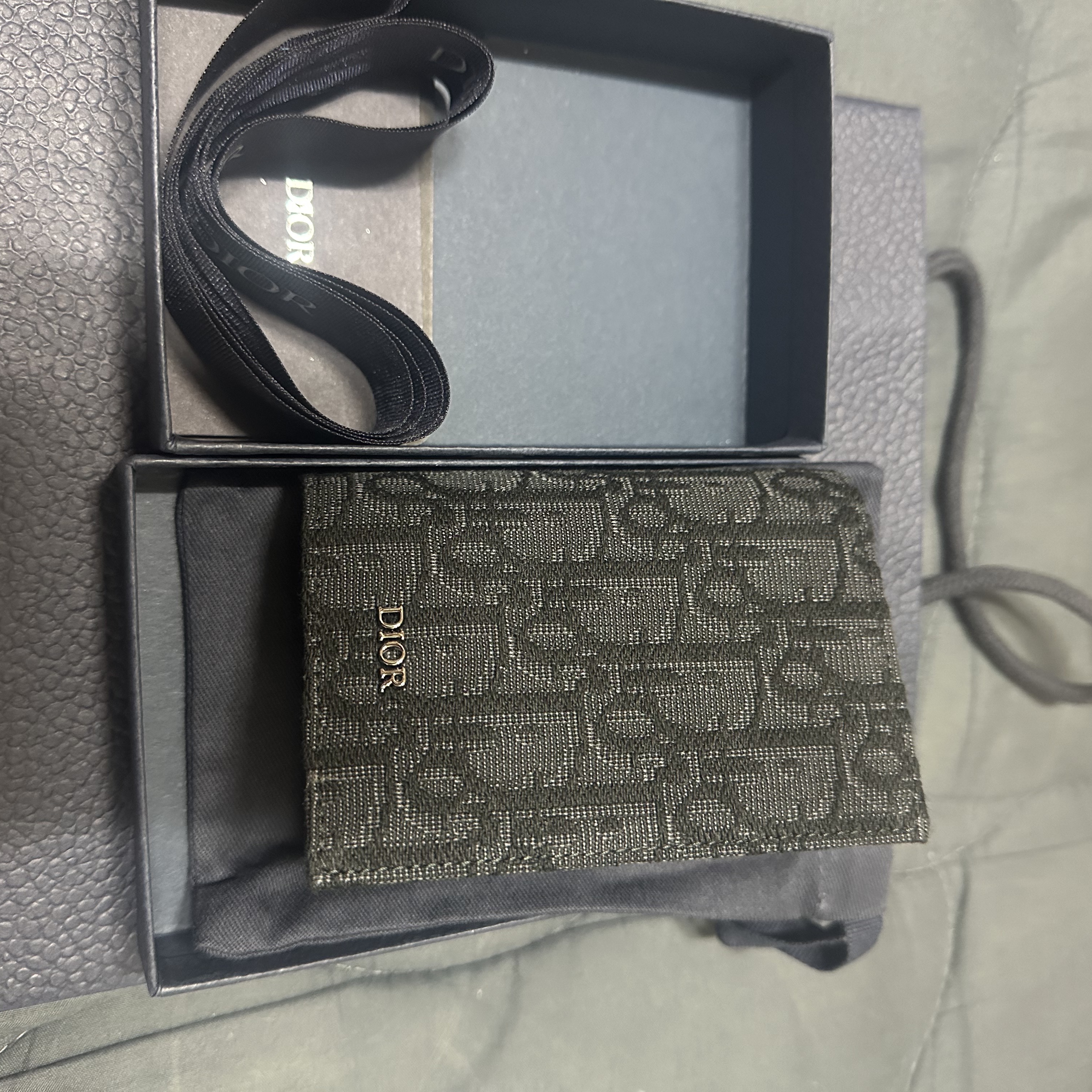 Dior Bi-Fold Card Holder Black Dior Oblique Jacquard 착용 스타일