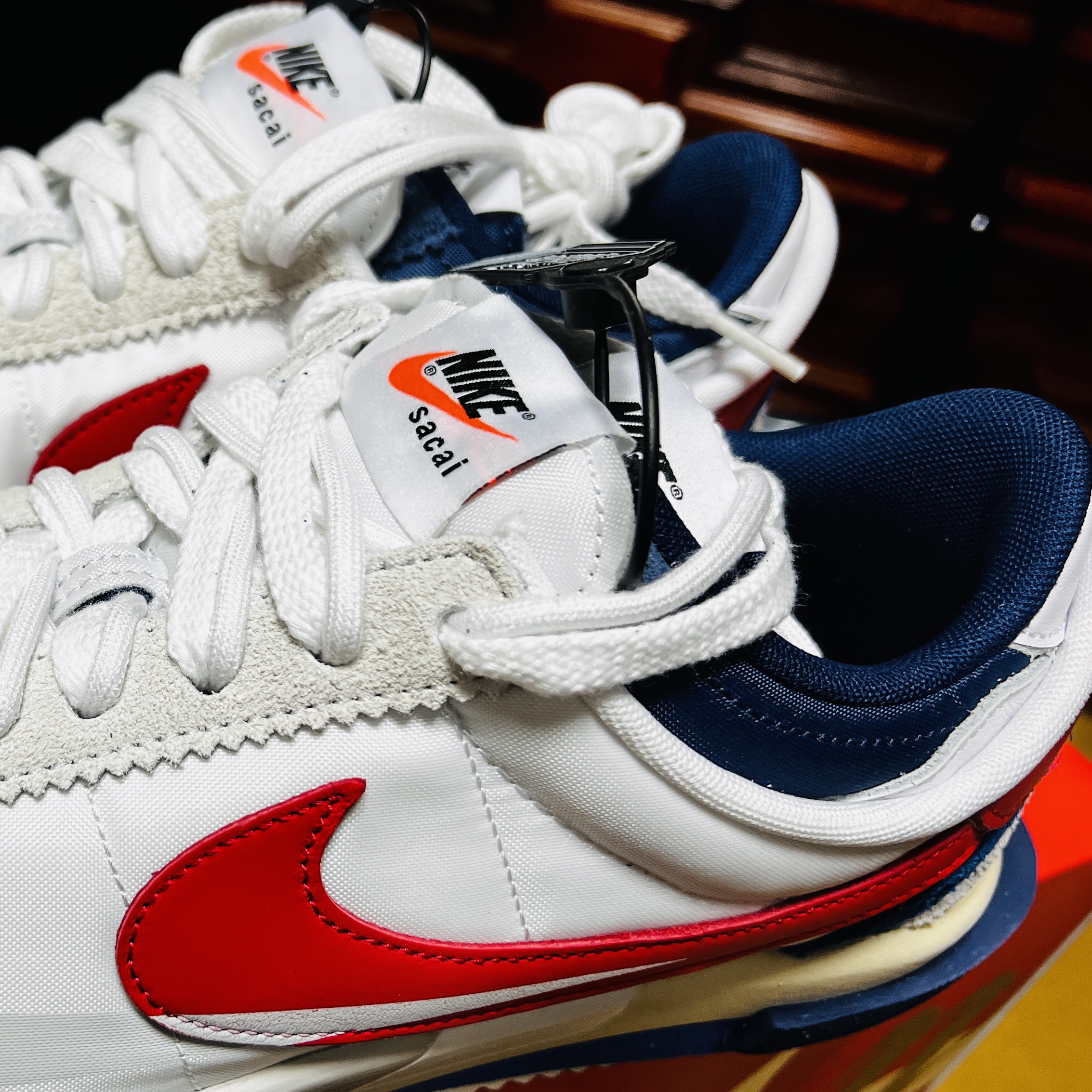 Nike x Sacai Zoom Cortez SP White and University Red 착용 스타일 - 1