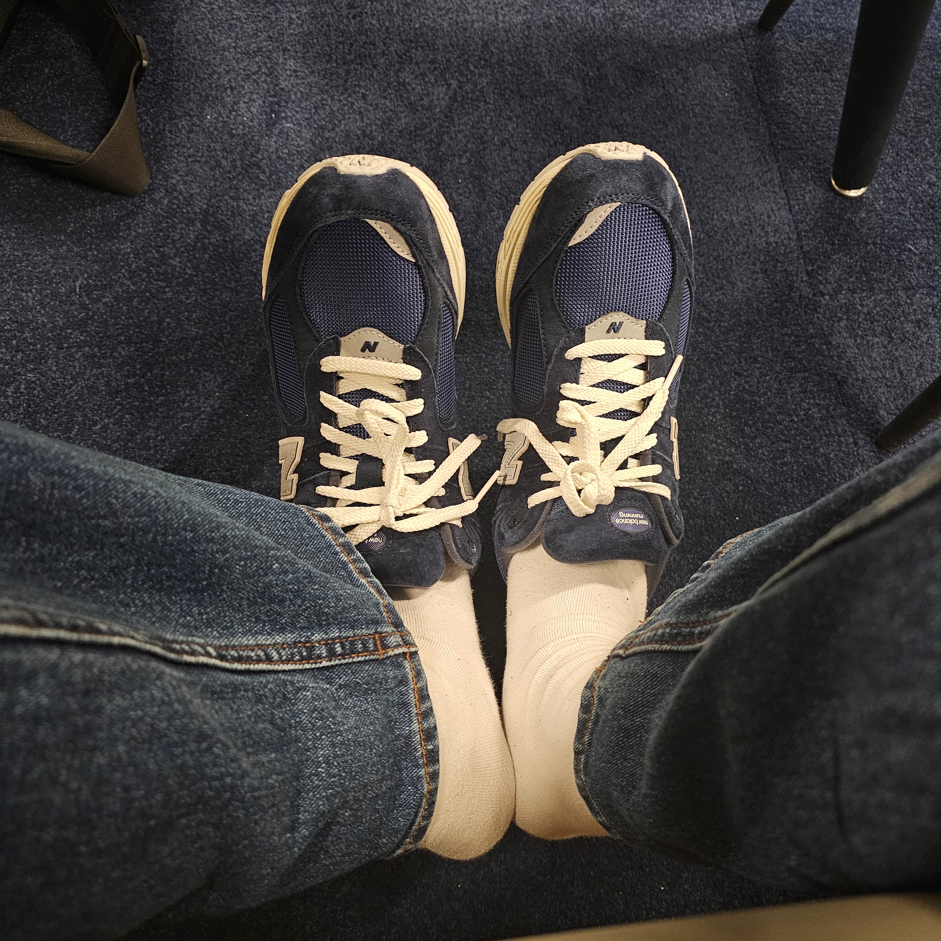 New Balance 2002R Special Vintage Navy 착용 스타일