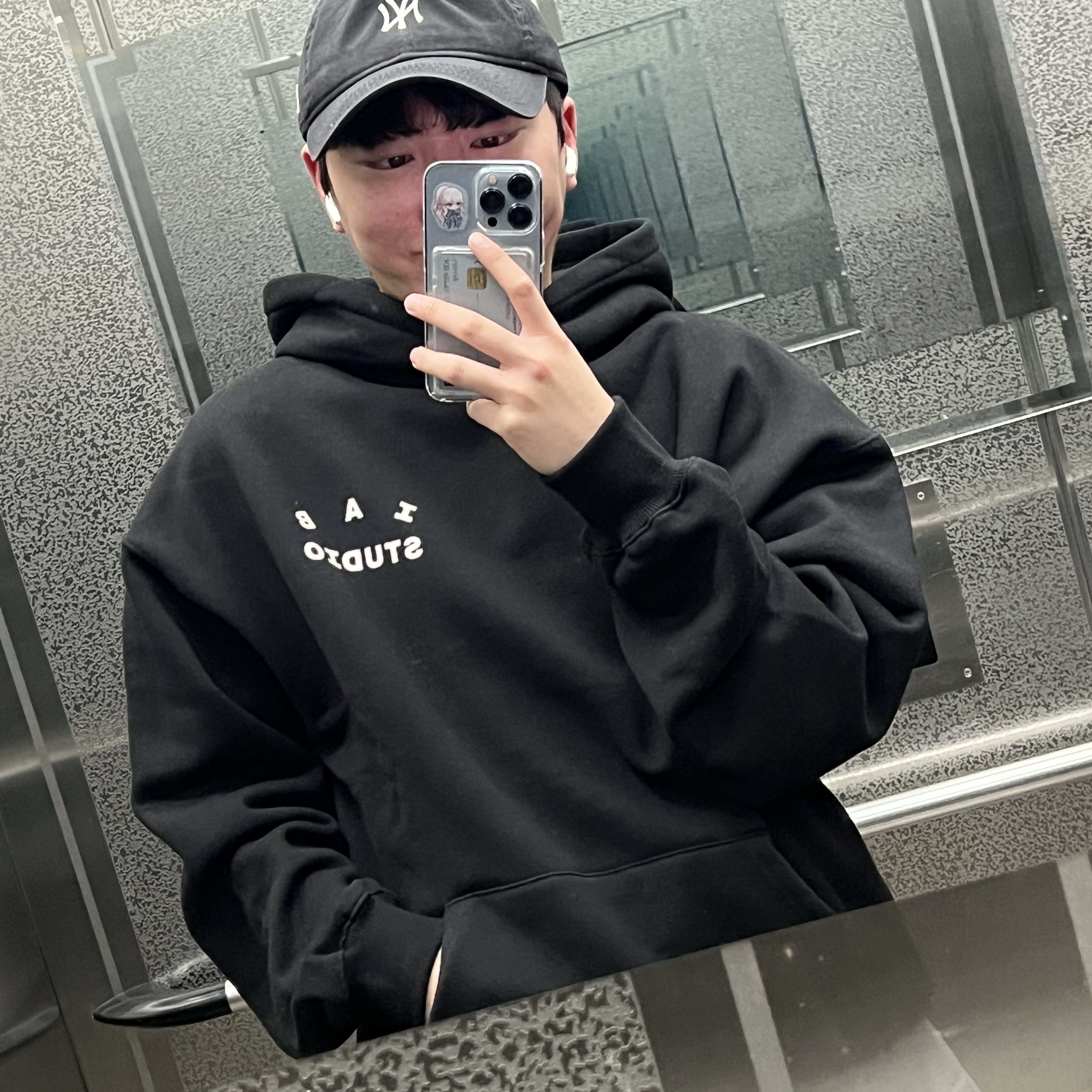 IAB Studio Hoodie Black White 착용 스타일