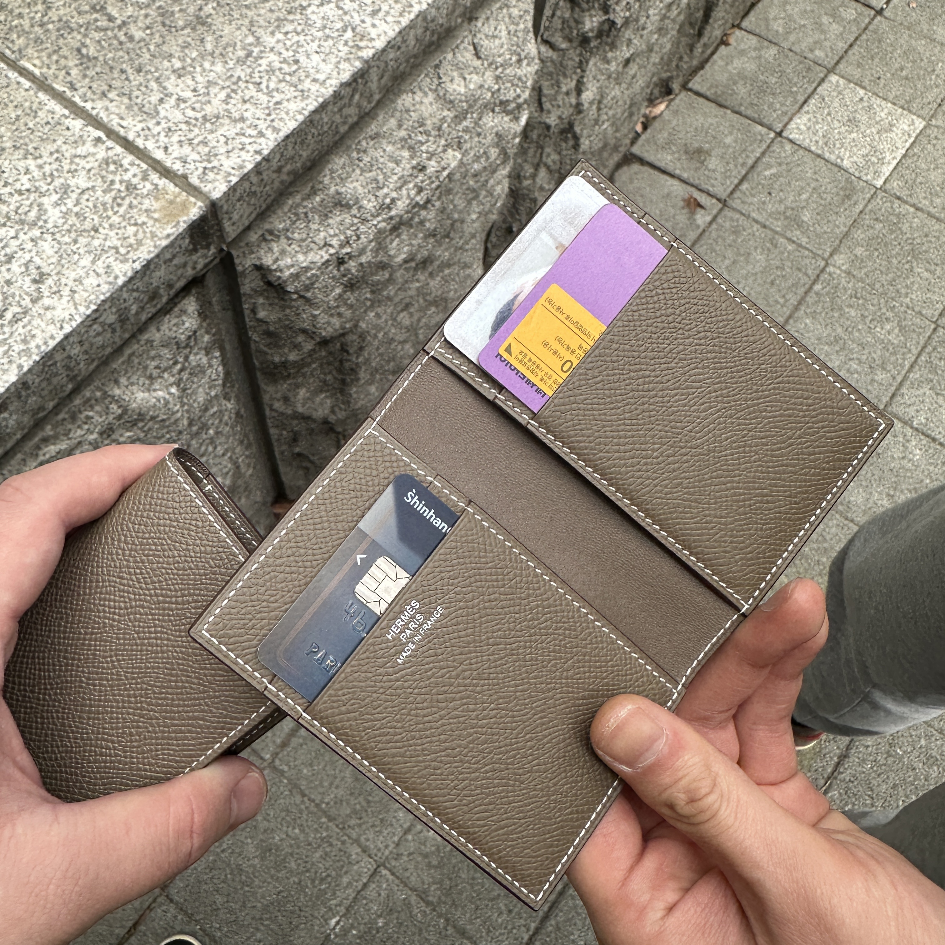 Hermes MC² Euclide Card Holder Epsom & Etoupe 착용 스타일