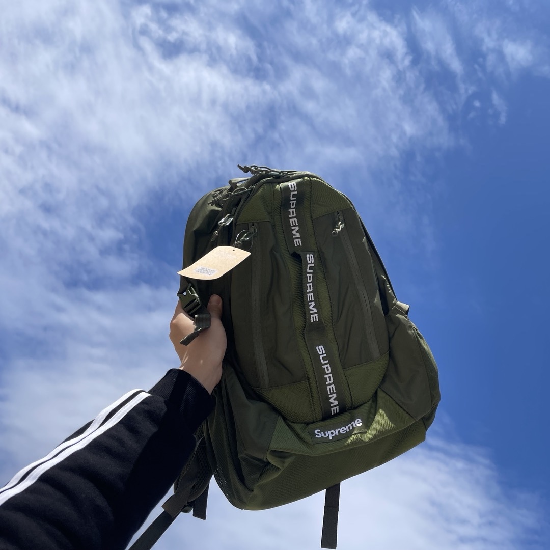 Supreme Backpack Olive - 22FW 착용 스타일 - 1